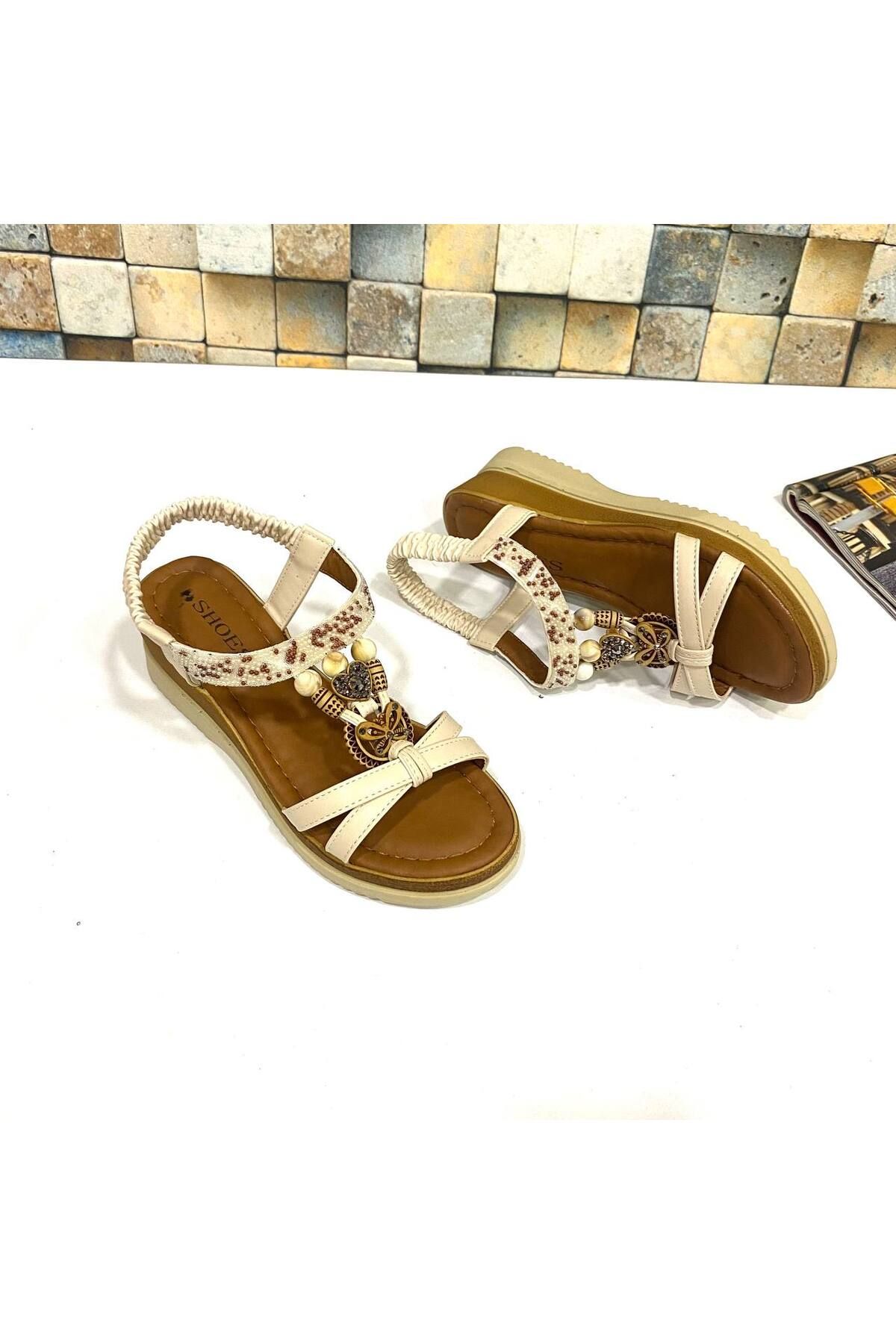 Trendy Moda Hafif Rahat Yumuşak Ortopedi Tam Kalıp Taş Detaylı Krem 4 cm Dolgu Topuk Kadın Sandalet