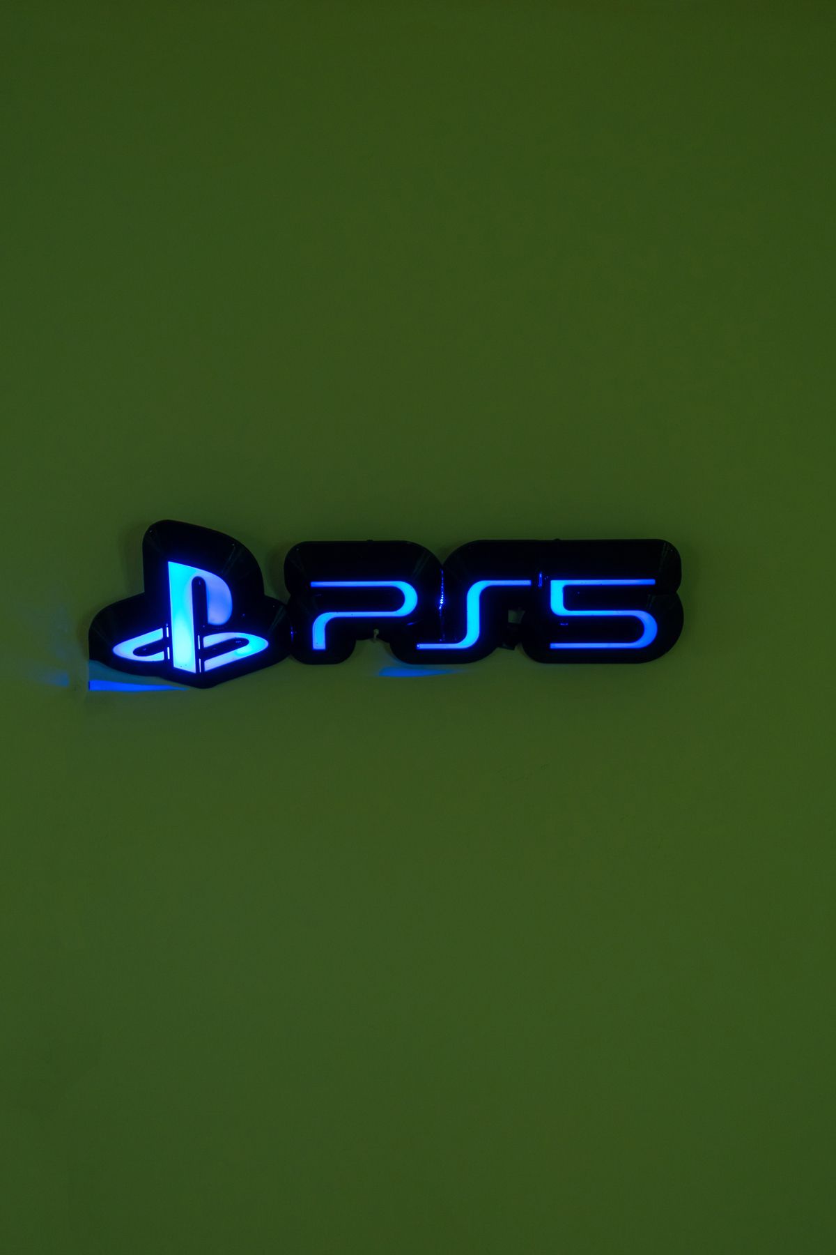 WENOVA PS5 – Led Işıklı PlayStation 5 Duvar / Masa Dekoru (34x6 cm) Slope Led