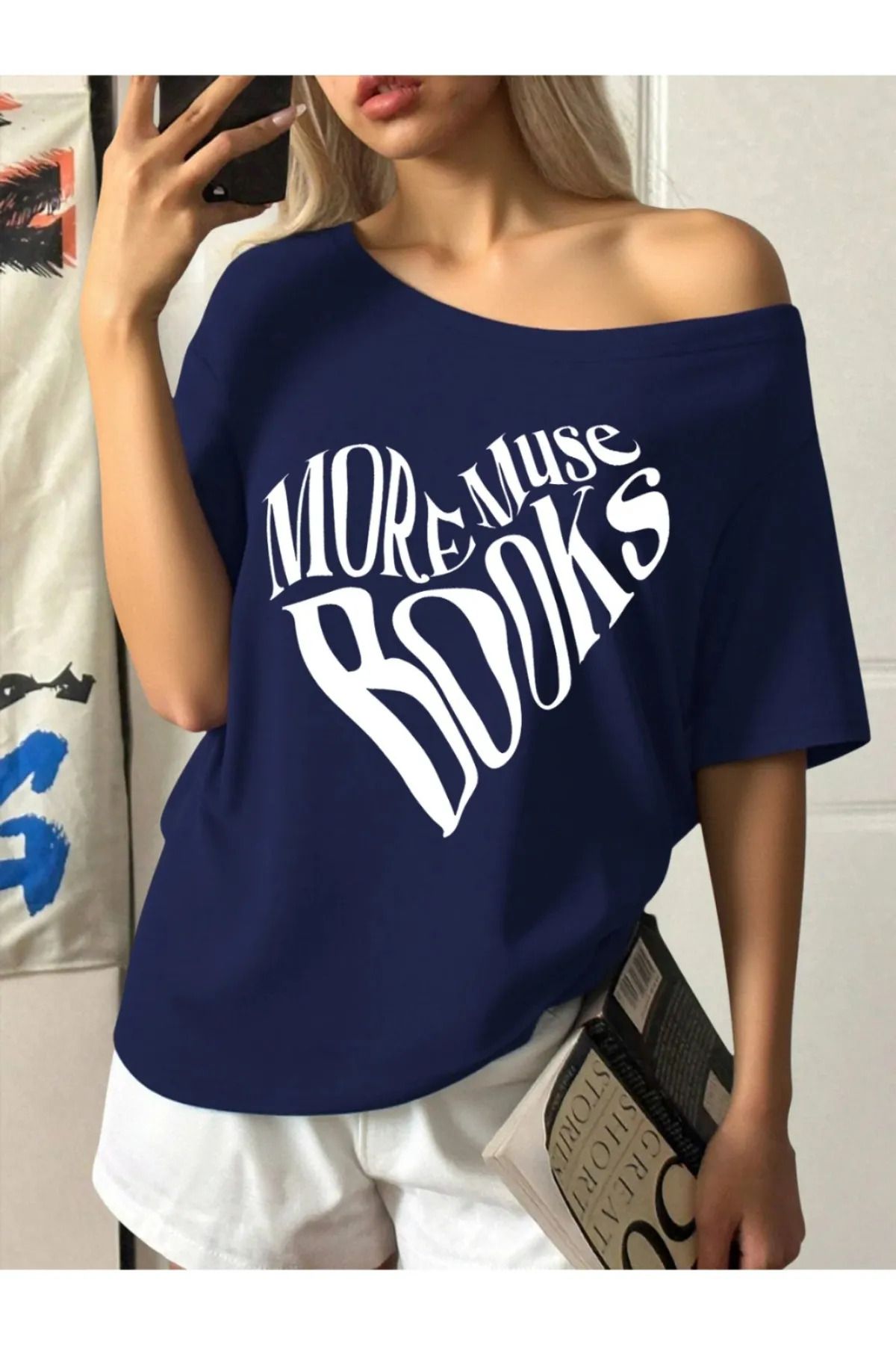 Koklonmoda Büyük Beden Kadın Düşük Omuz Kayık Yaka More Muse Books Baskılı T-Shirt
