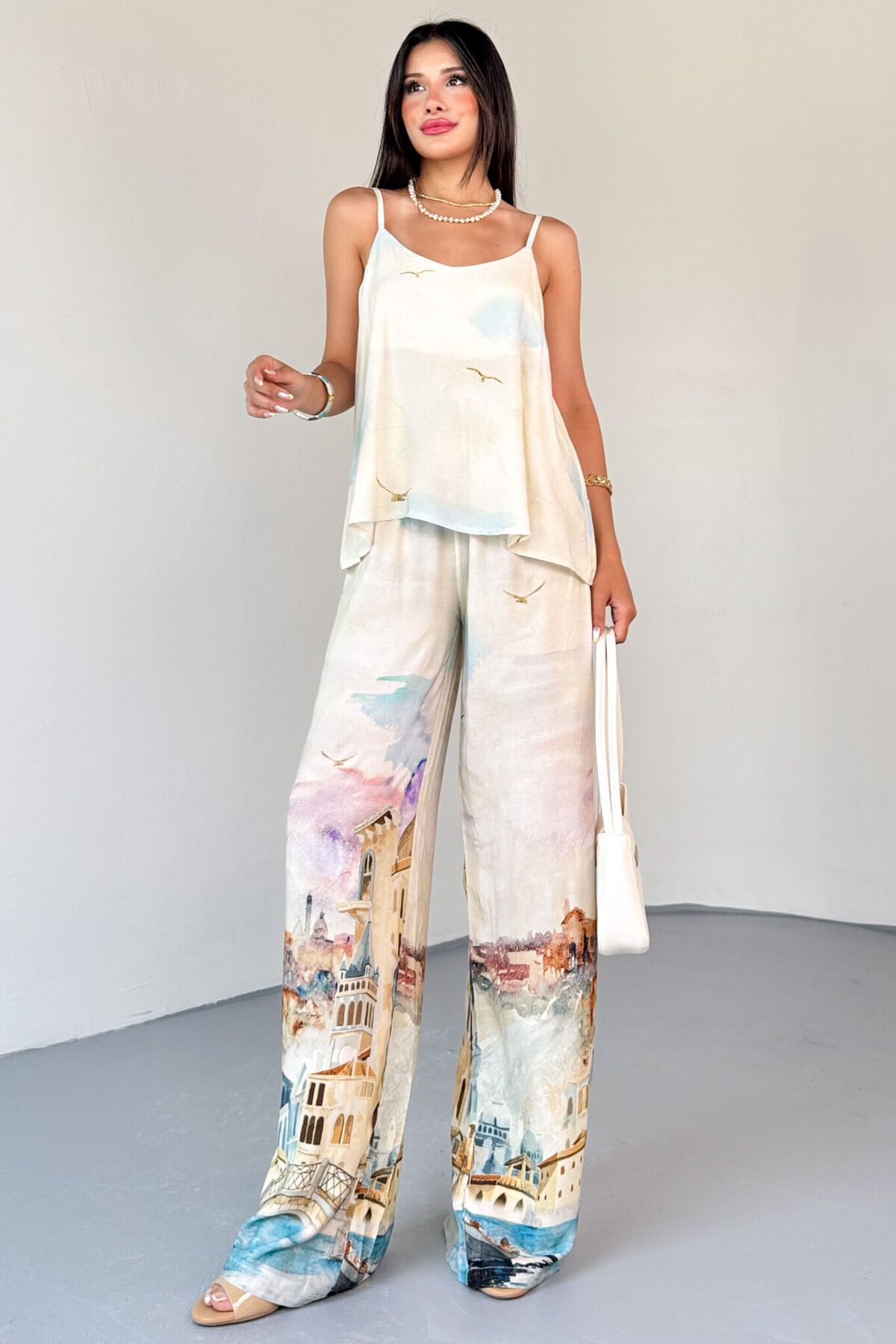 Cappmoda TKM-13318 Krem İstanbul Desenli Askılı Bluz & Salaş Pantolon İkili Takım