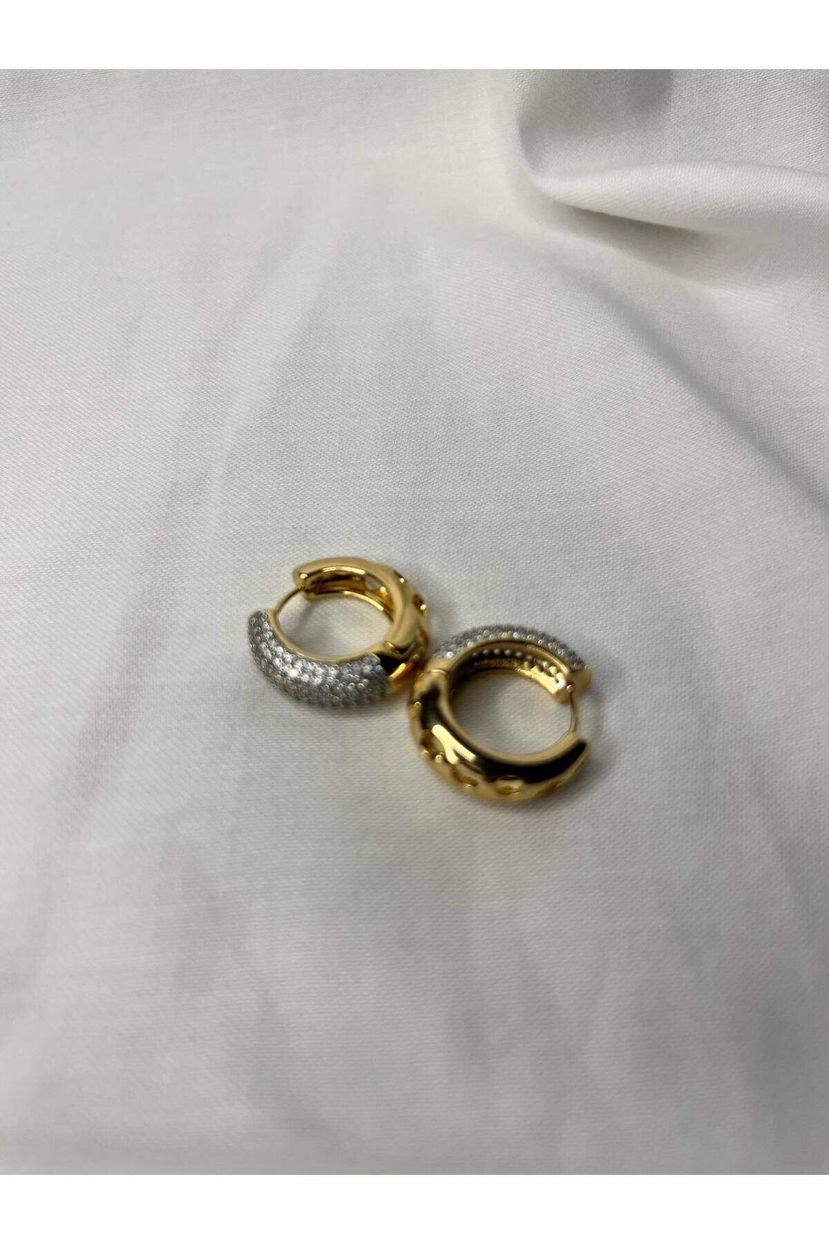 BERCHEM SCARF Gold Kaplama Taşlı Oval Kıkırdak Model Kadın Küpe - Işıltılı Şık Takı"