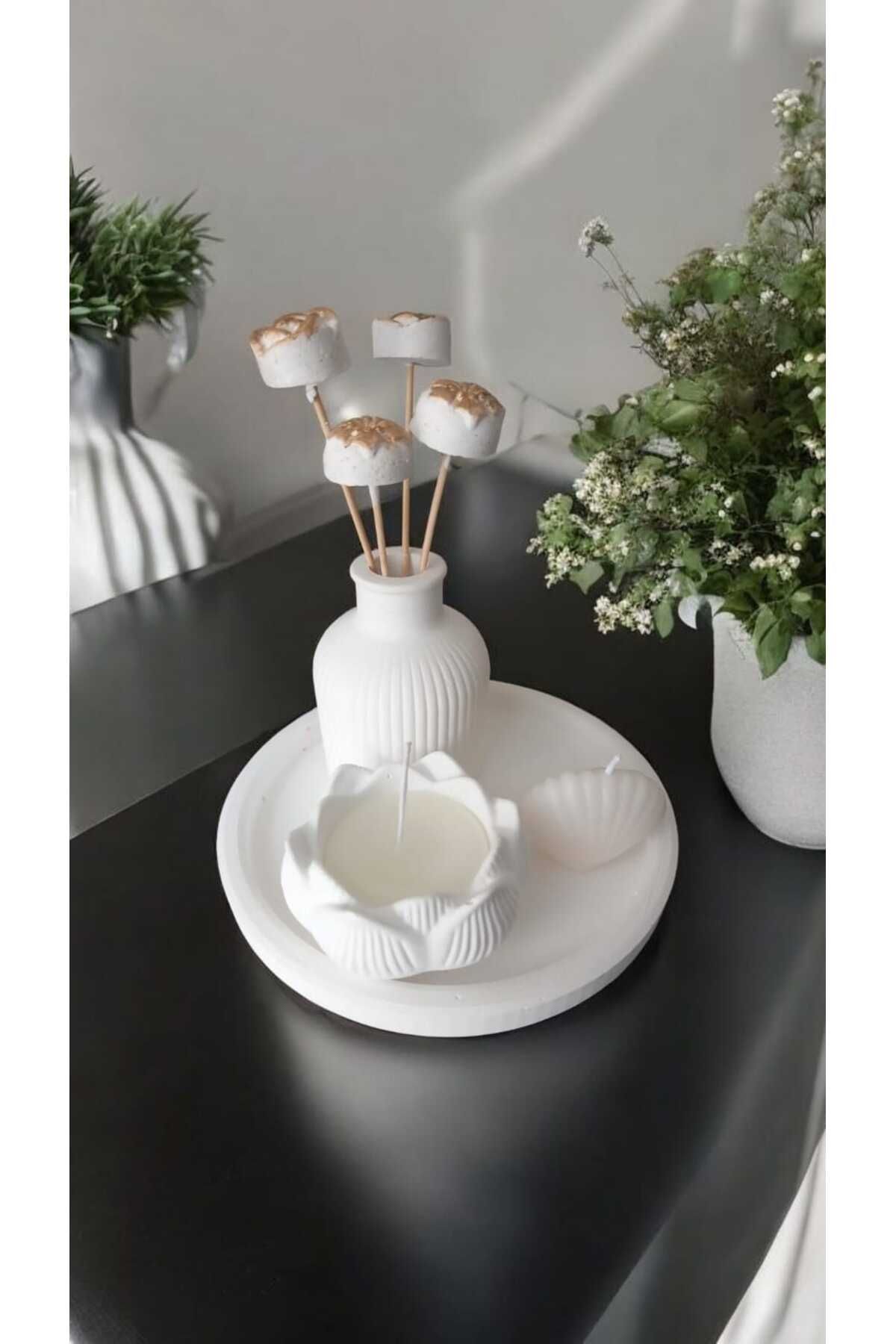 AYŞEM Beyaz Çizgili Vazo,4lü Alçı Çiçek,Lotus Mum,İstiridye Mum,Yuvarlak Tepsi,Hediyelik Set