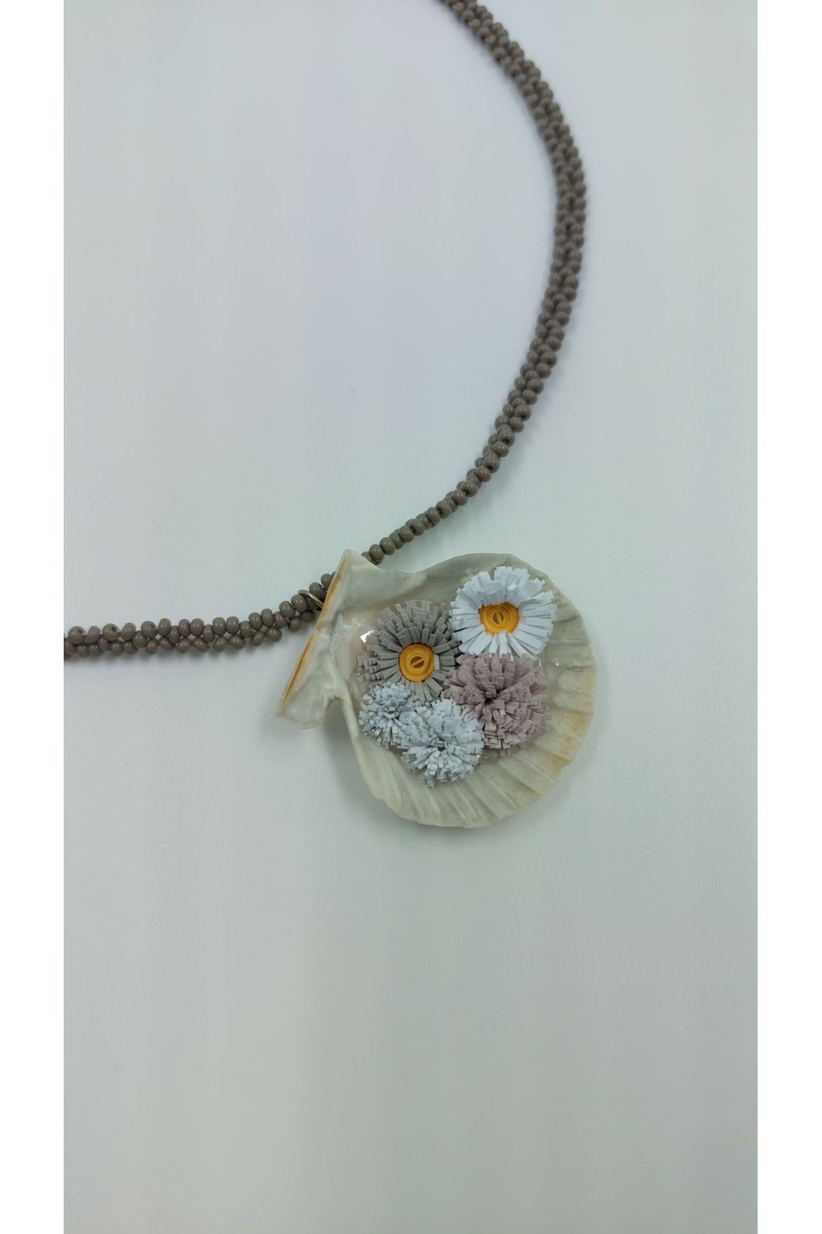 R G Handmade Design Deniz Çiçeği Quilling Kabuk Kolye – El Yapımı Kum Boncuk & Quilling Detaylı