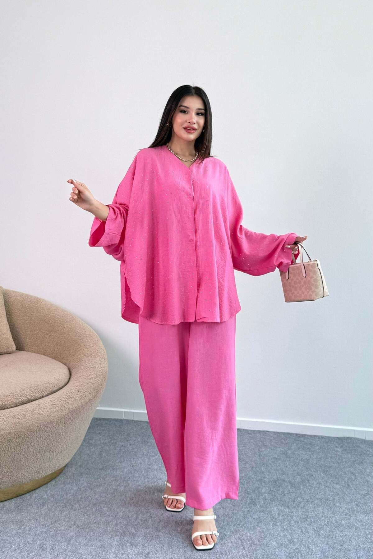 Hatun Atila Dökümlü Kesim Taşlı Geniş Kollu Bluz ve Geniş Paça Pantolon İkili Takım 8838 - Pembe
