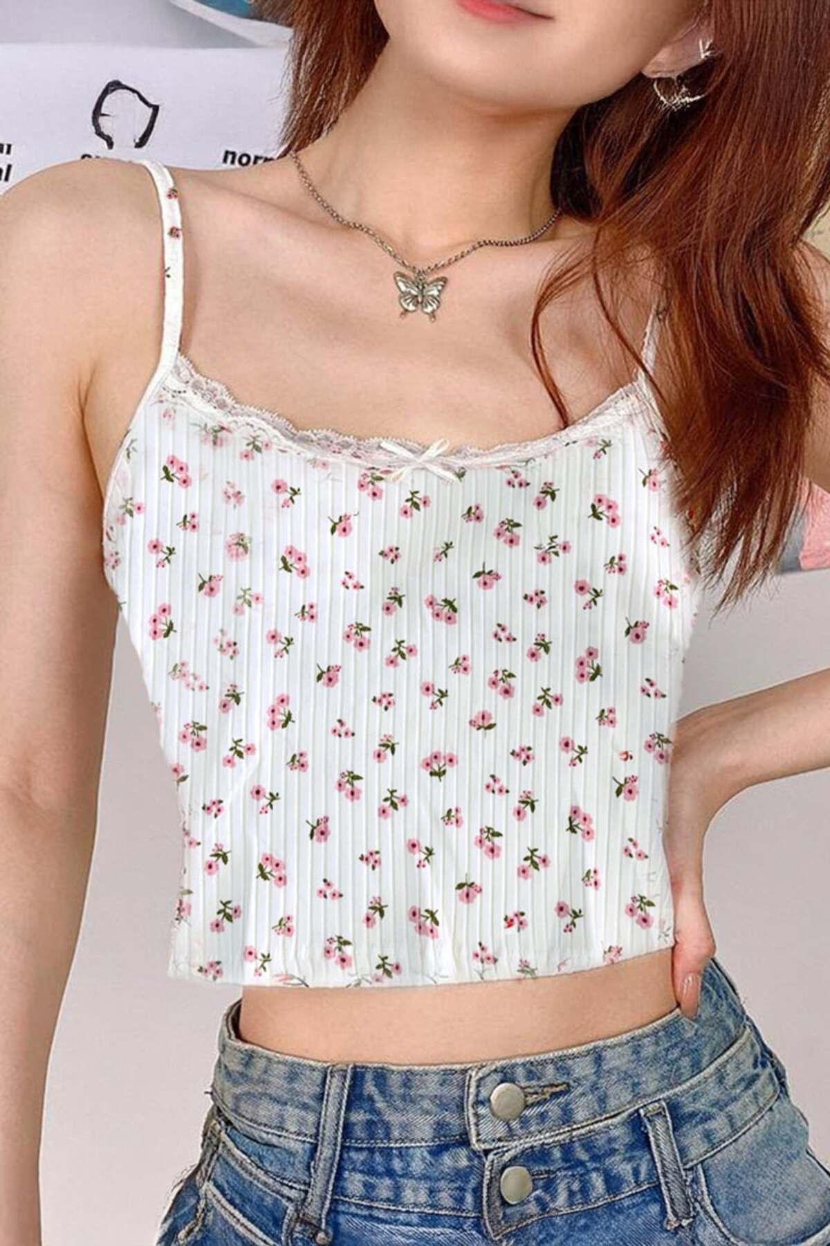 BALİNA Beyaz Dantelli Yaka Pembe Çiçek Desenli Kurdeleli Askılı Crop -ALH