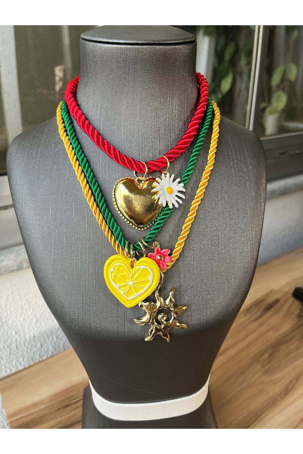 MODA Renkli Kalpli ve Güneş Figürlü Yazlık Halat Kolye Seti – 3’lü Charm Detaylı Tasarım