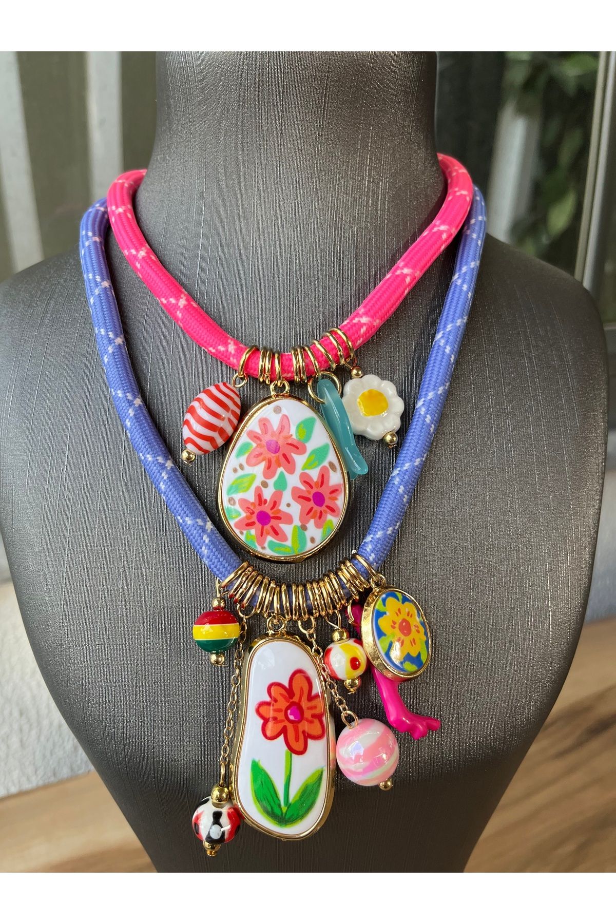 MODA 2’li Charm Kolye – Yumurta ve Çiçek Detaylı Renkli Kalın Uçlu Takı
