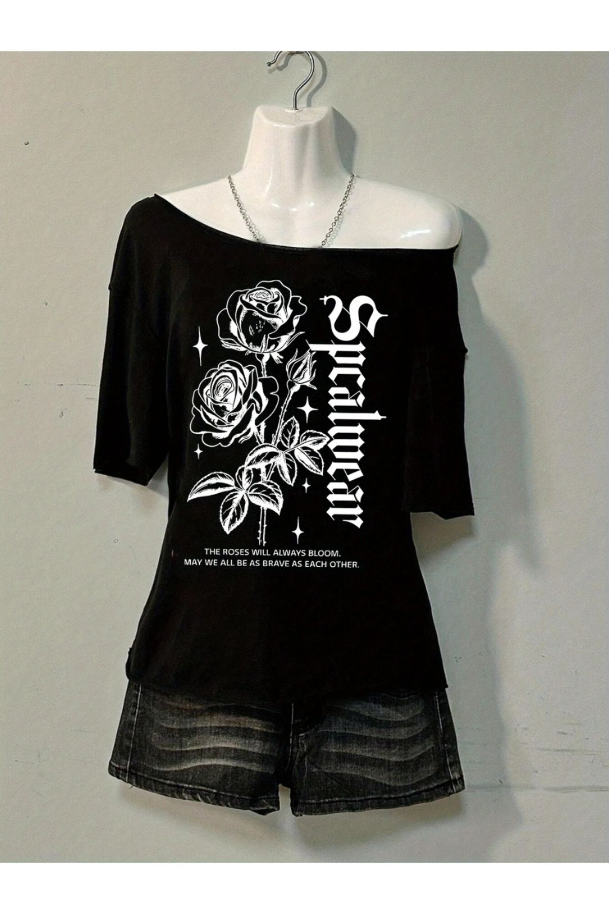 Koklonmoda Büyük Beden Kadın Düşük Omuz Kayık Yaka Gül Simgesi Baskılı T-Shirt