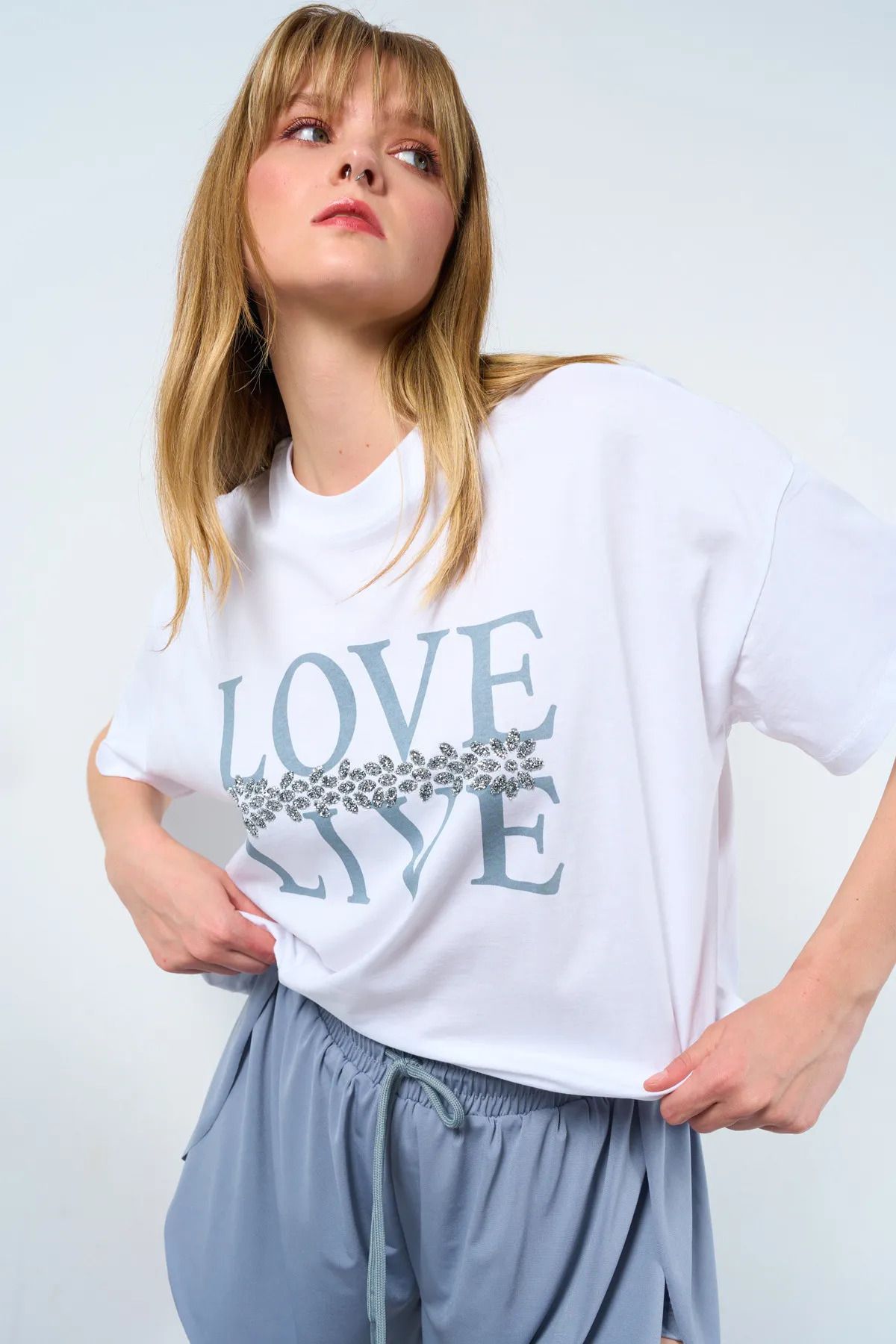 TUĞÇE ÖZER BUTİK Kadın Beyaz Bisiklet Yaka Love Live Yazılı Taş Nakış İşleme Detaylı Oversize Tshirt