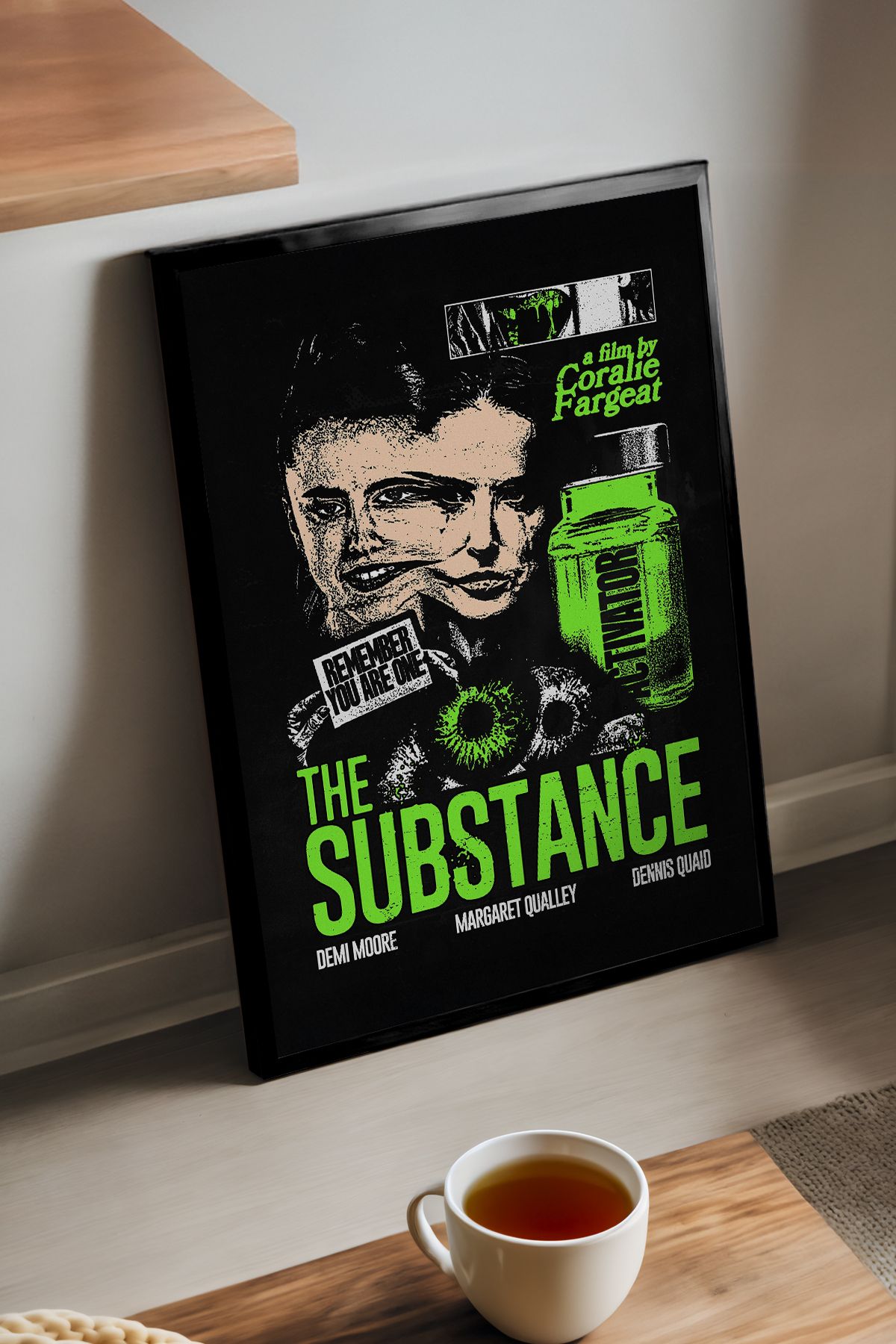 Duvarda Substance Siyah Ahşap Çerçeveli Film Duvar Tablosu