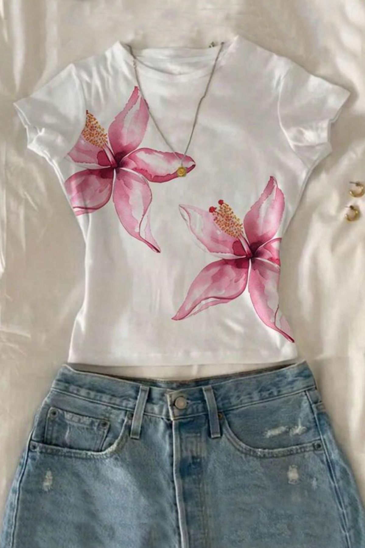 Karakedi Beyaz Lily Flowers Y2K Kısa Kollu Crop