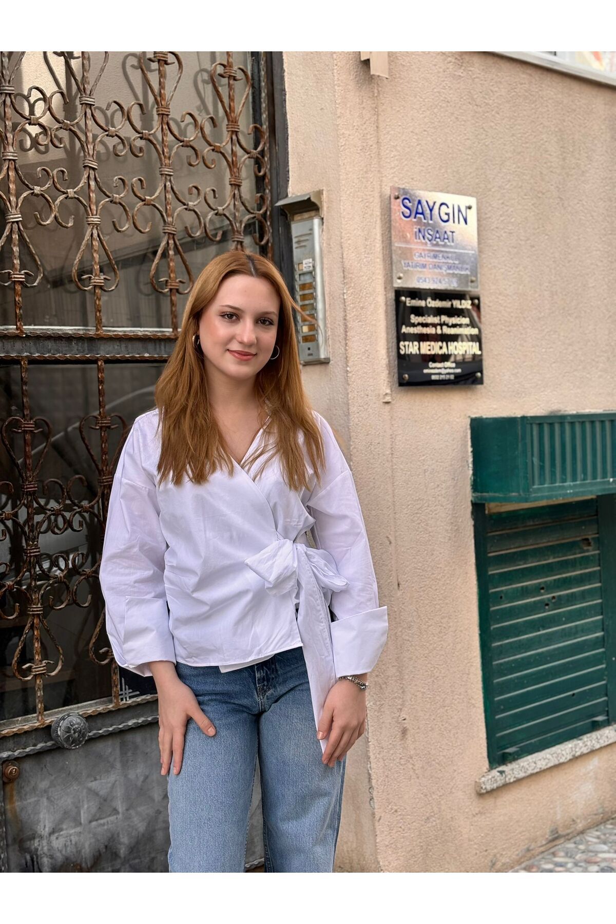 Butik Beyaz Bağlama Detaylı Uzun Kollu Kruvaze Gömlek