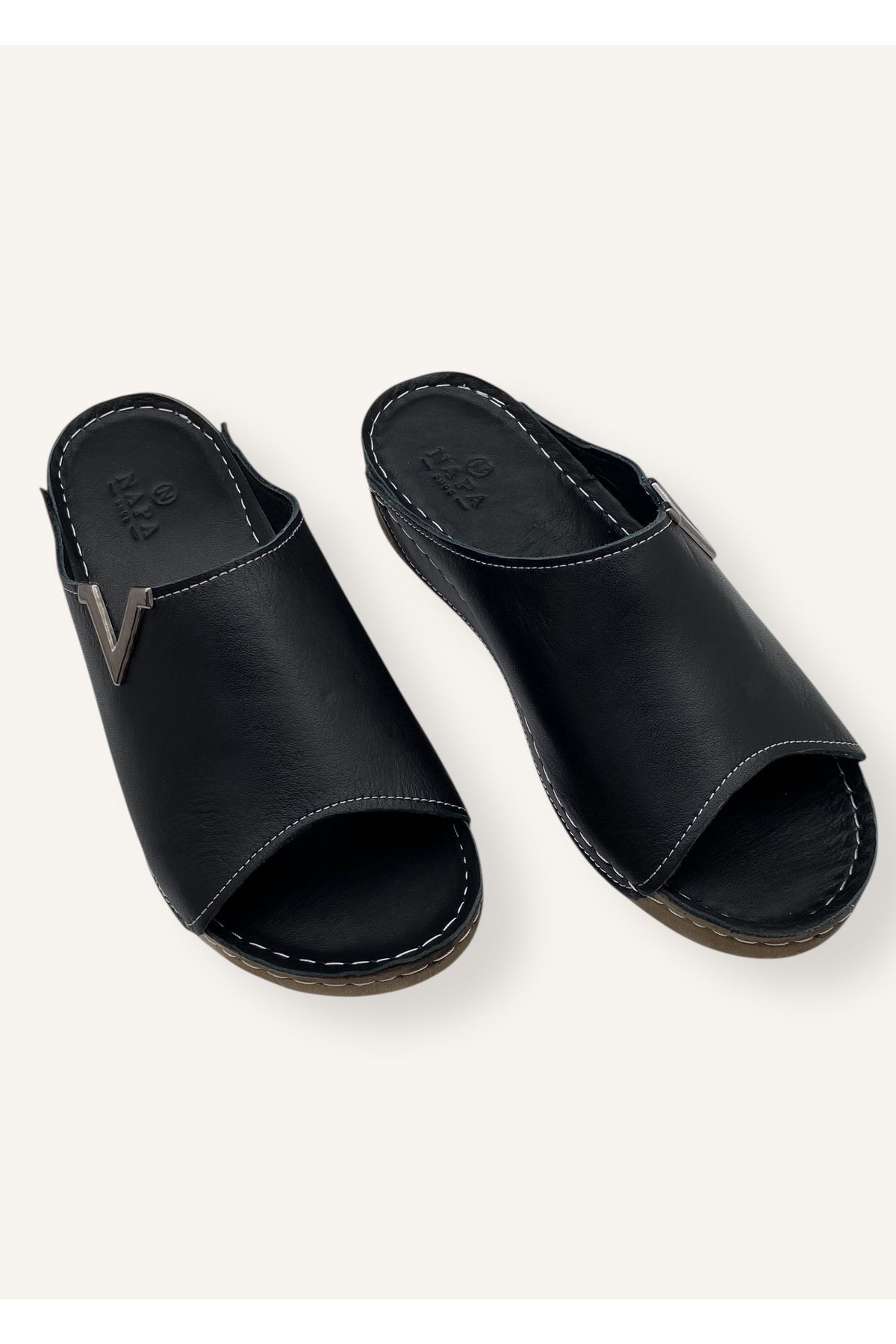 N Napa Shoe Siyah Renk Ortopedik Taban V Tokalı Orta Topuk Hakiki Deri Kadın Terlik