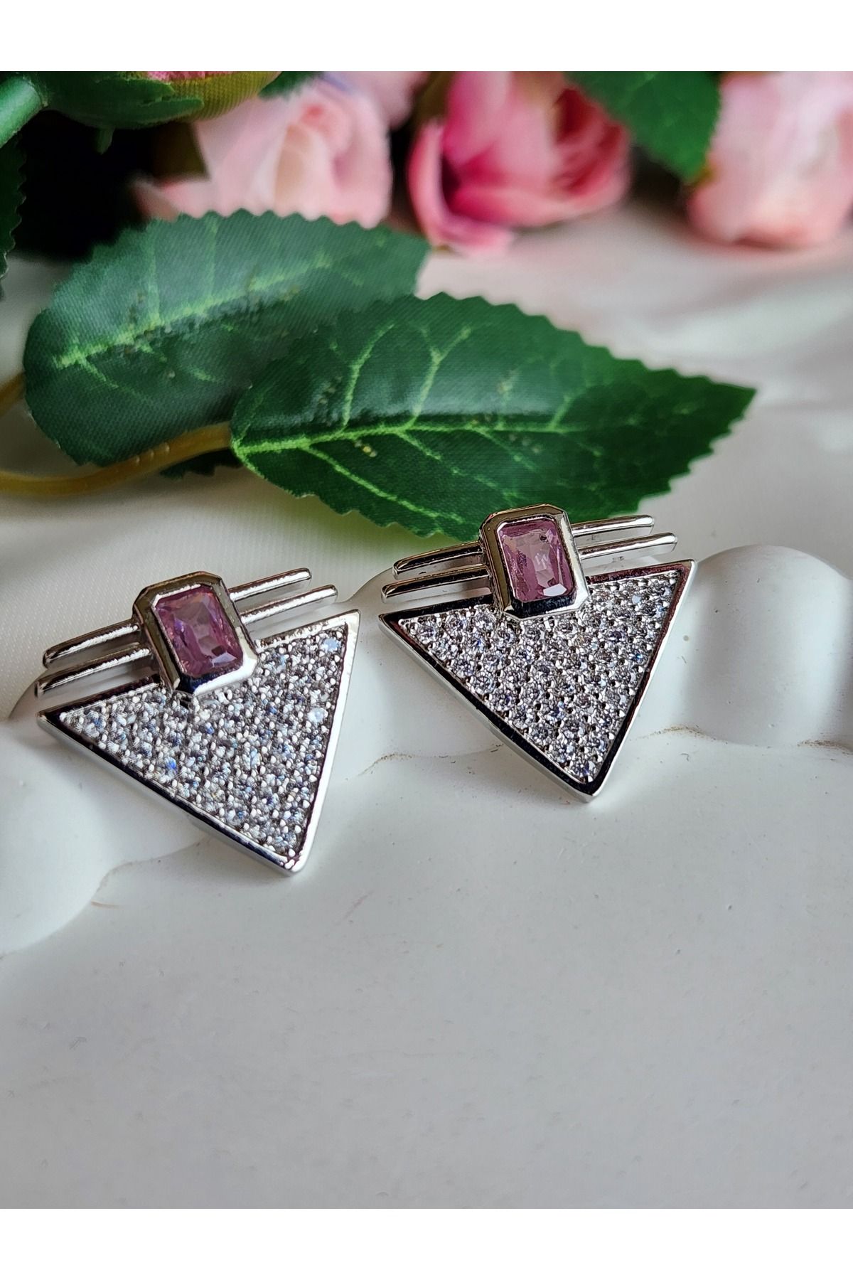GIHANDMADE Üçgen Model Çelik Küpe – Pembe Taşlı Işıltılı Kadın Küpe | Modern Geometrik Tasarım