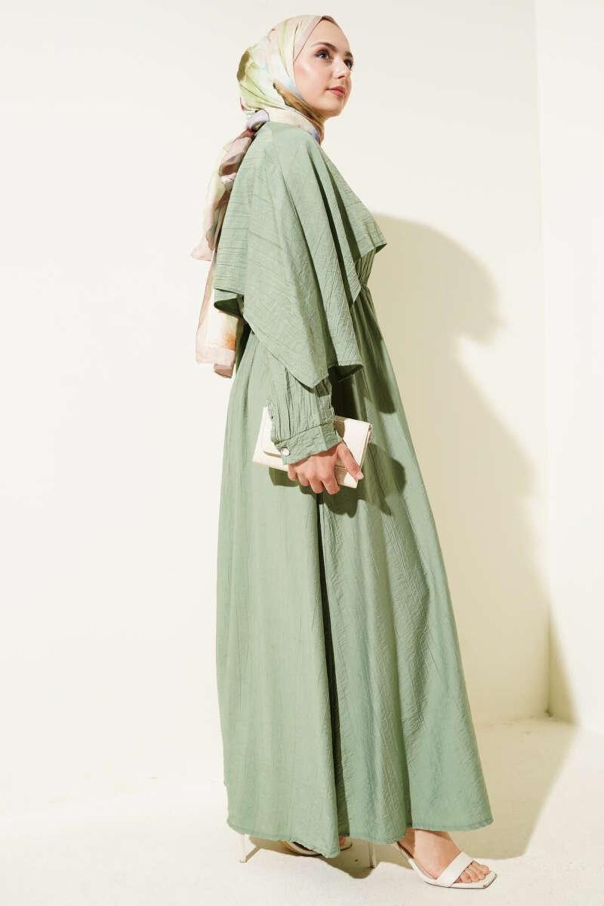 mahira collection OMUZ PELERİNLİ BEL LASTİKLİ ELBİSE ÇAĞLA YEŞİLİ