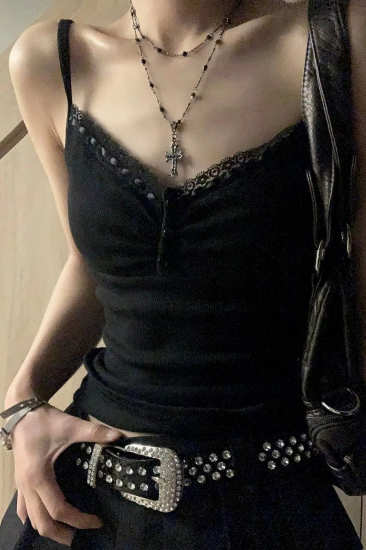 Köstebek Siyah Dantel Detaylı Düğmeli Gotik Y2K Askılı Crop T-Shirt