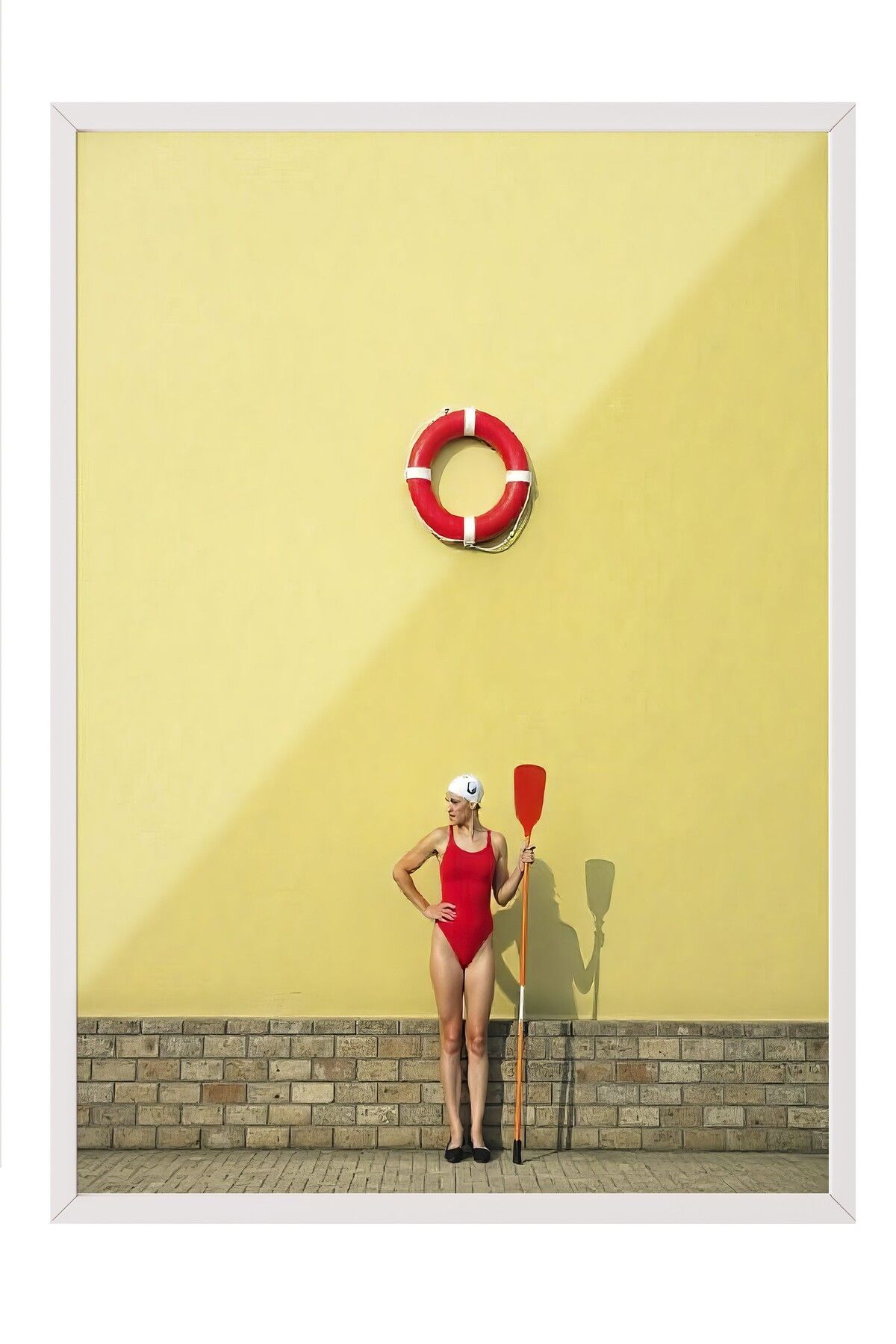 Postifull Beyaz Çerçeveli Poster Tablo, Kırmızı Mayo Giyen Kadın, Fotoğraf, Kırmızı Renk Poster, 2025 Yaz Seçk