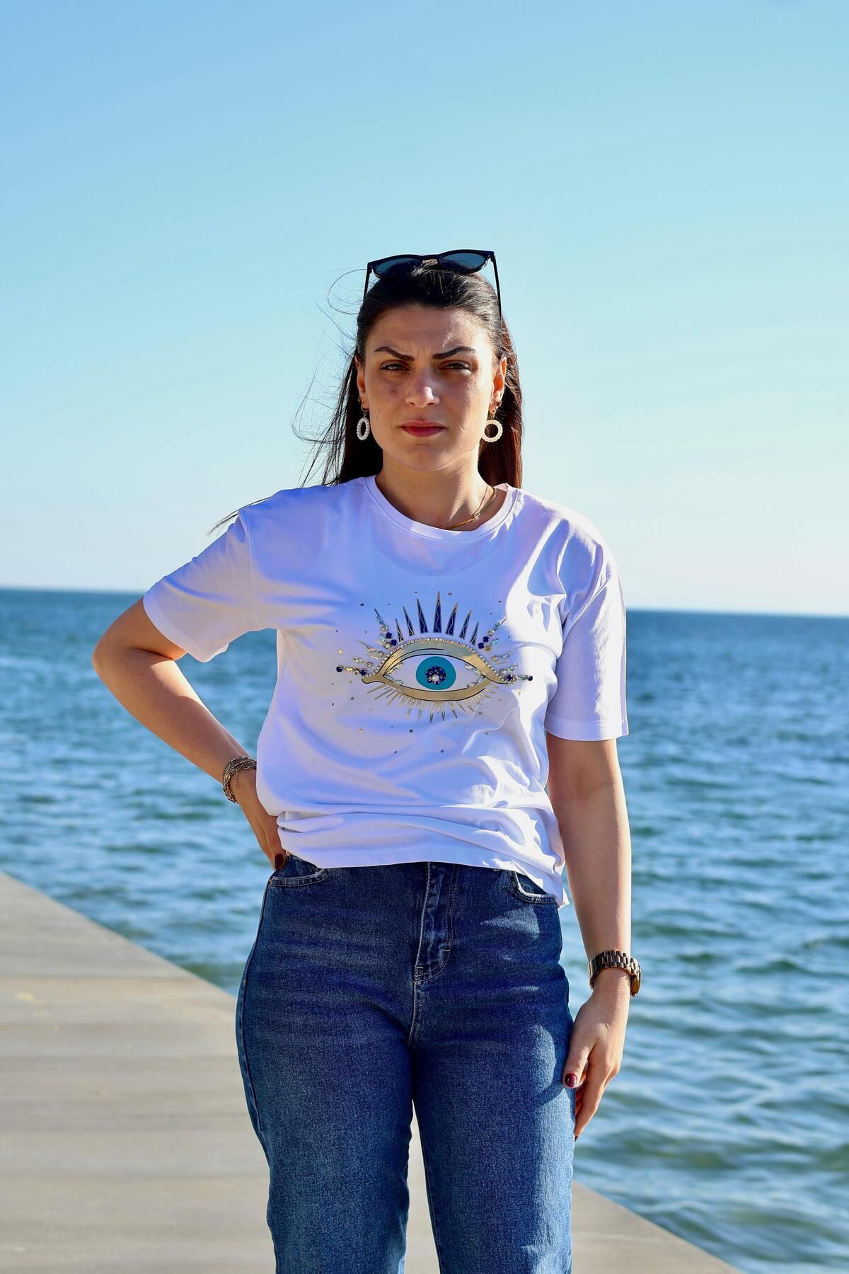 DOLCE QUEEN BOUTİQUE&JEWELRY Kadın Göz Desenli Nakış İşlemeli ve Taş Detaylı T-Shirt