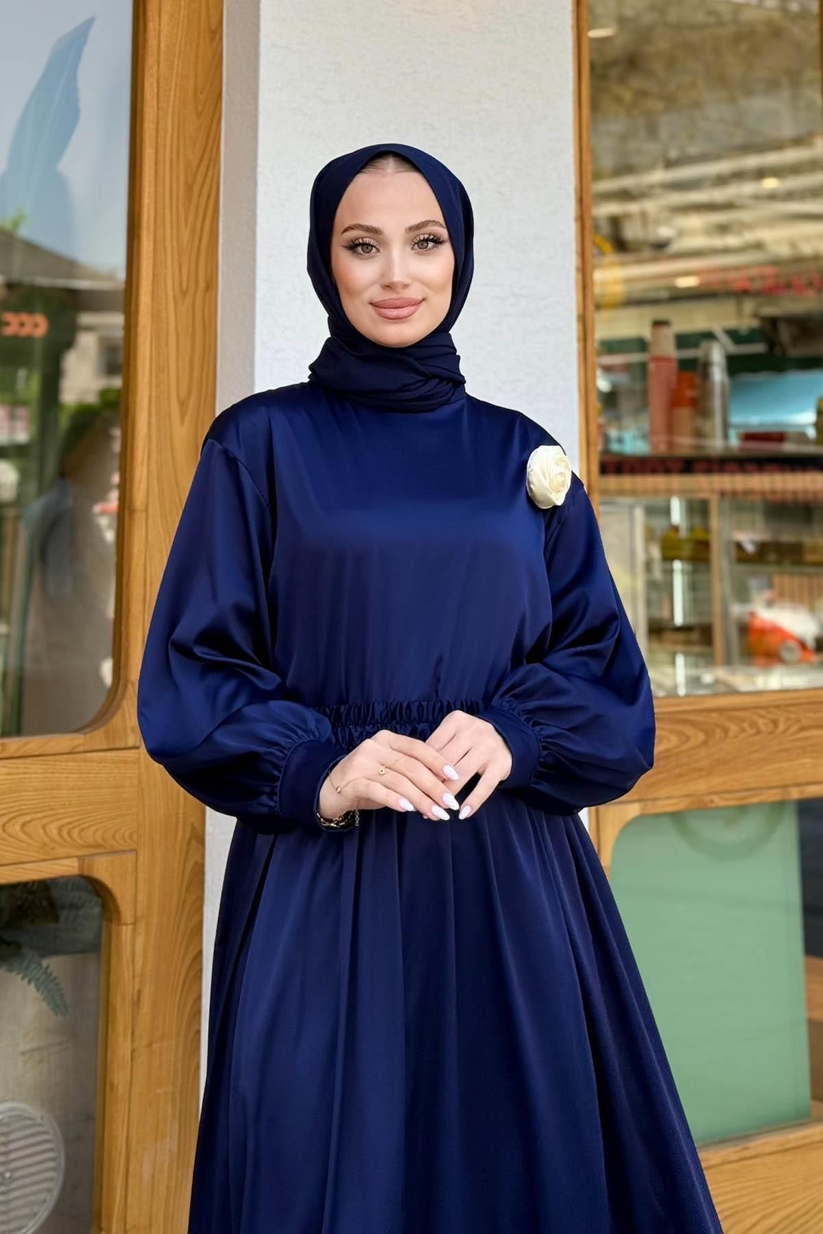 MERVE KAYKISIZ Saten Broş Etekli Takım Lacivert