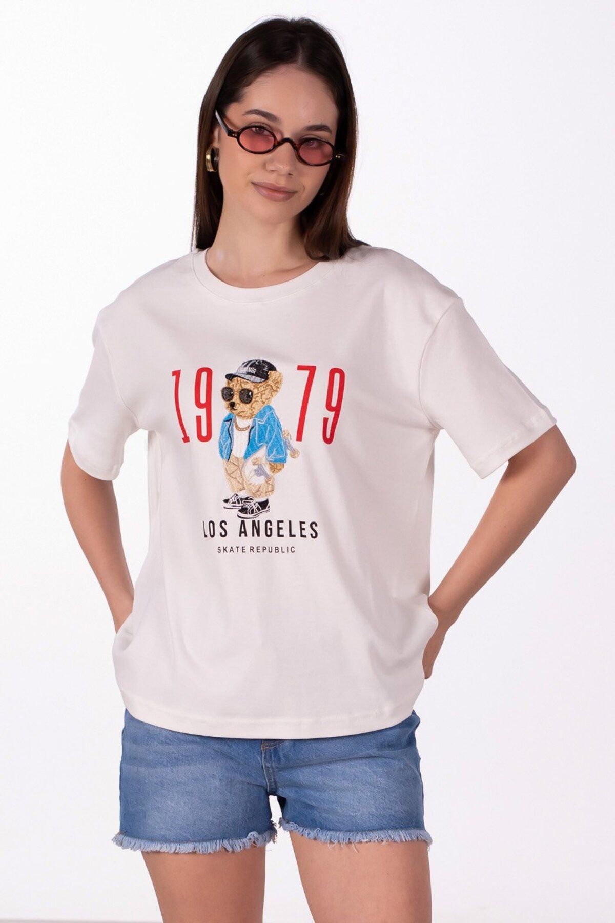 BARRELS AND OIL 1979 Ayı Baskılı T-Shirt - Beyaz