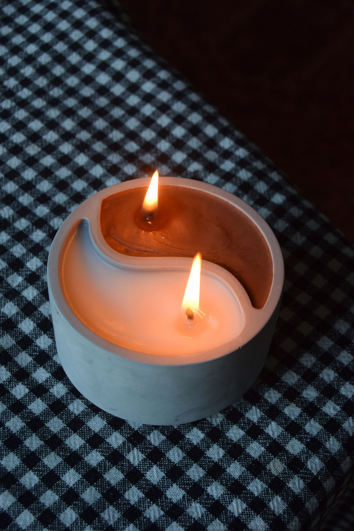 Myravis Amber ve Japon Kirazı Kokulu %100 Doğal Soya Beton Dekoratif Yuvarlak Ahşap Fitilli Mum