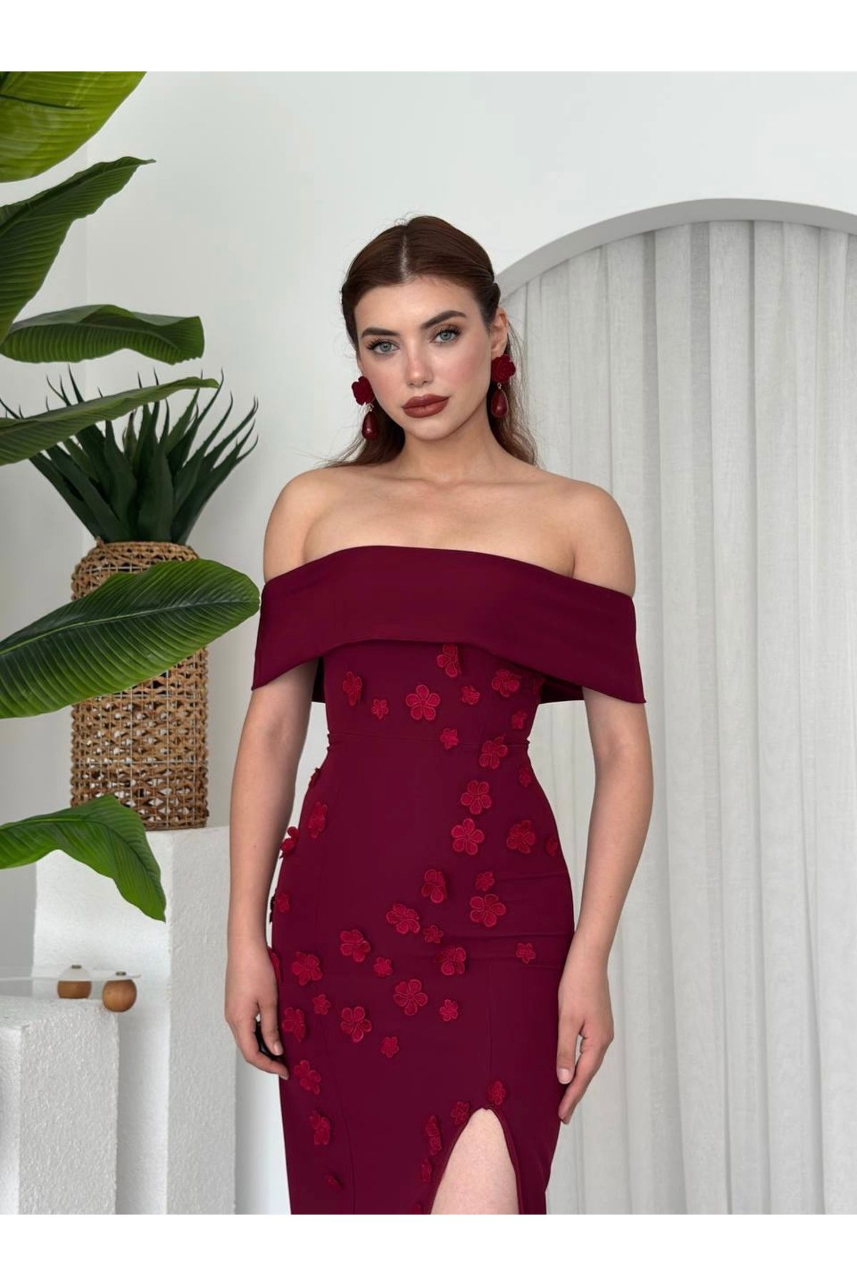 Afiş Butik Bordo Madonna Yaka Çiçek Nakışlı Yırtmaçlı Uzun Elbise