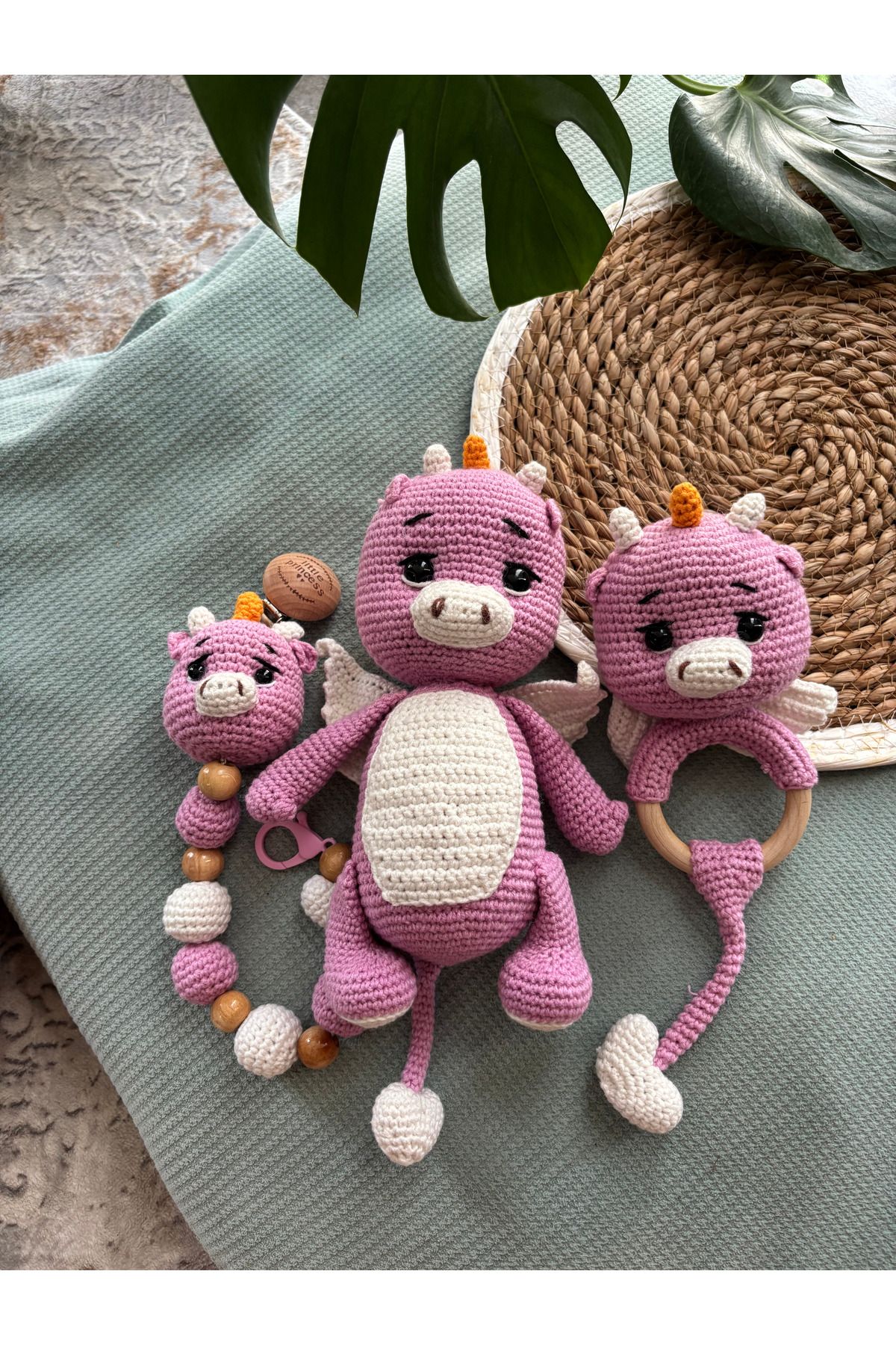 Aia&Co Dino Pembe Yeni Doğan Dinozor Amigurumi Organik Oyuncak Seti Emzik Zinciri Çıngırak Uyku Arkadaşı