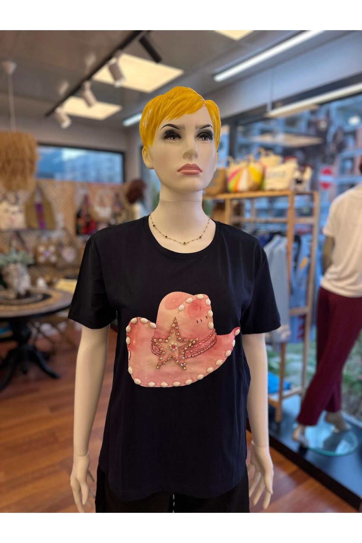 DOLCE QUEEN BOUTİQUE&JEWELRY Kadın Kovboy Şapka Taş Detaylı Rahat Kesim %100 Pamuklu Kısa Kollu T-shirt