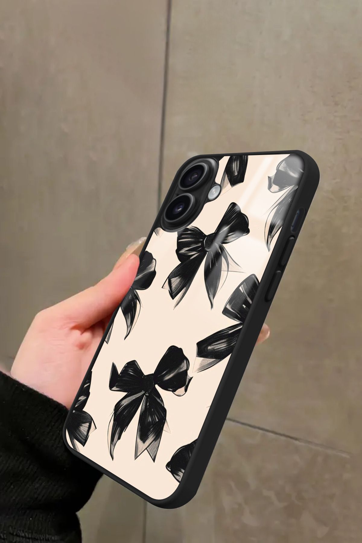 Snacase iPhone 16 Plus Uyumlu Siyah Kurdele Tasarımlı Glossy Premium Kılıf