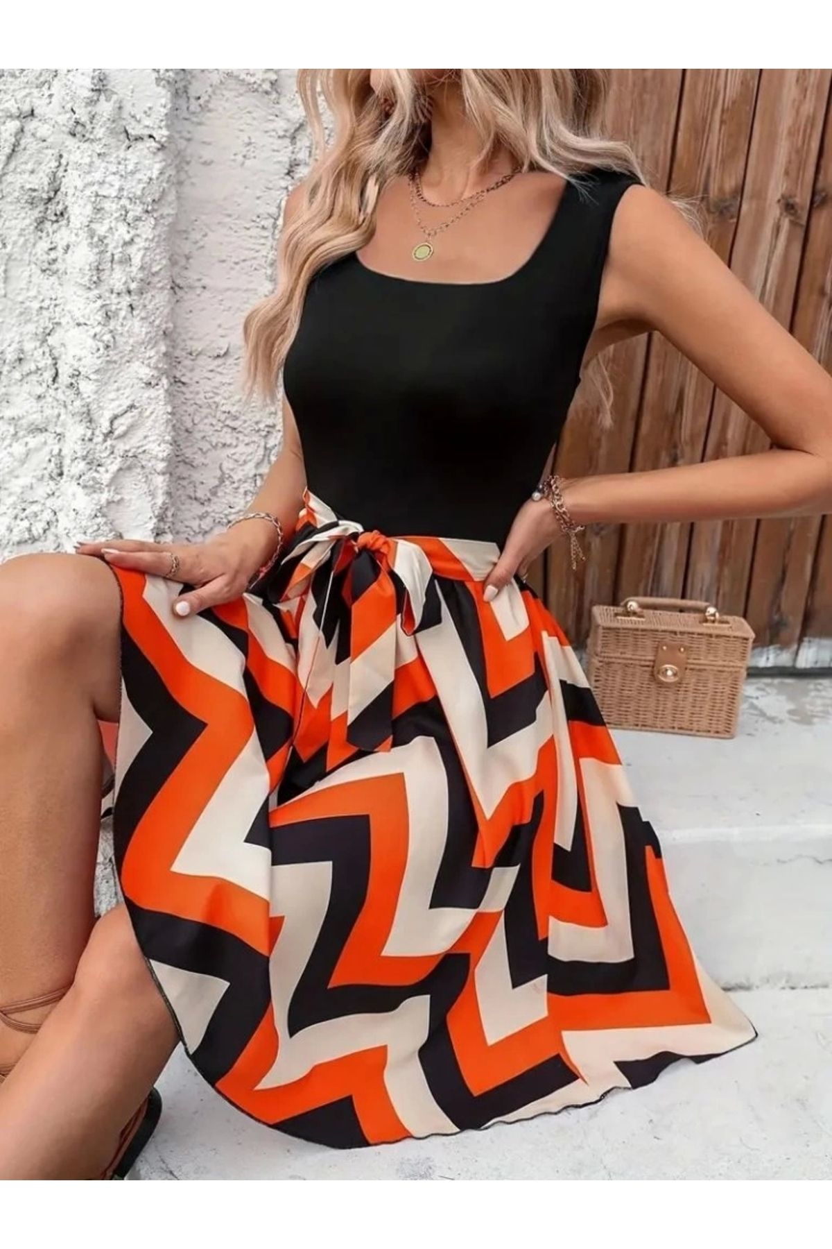 Butik Kadın Askılı Yuvarlak Yakalı Belden Kuşaklı Zikzak Desenli Süprem Elbise