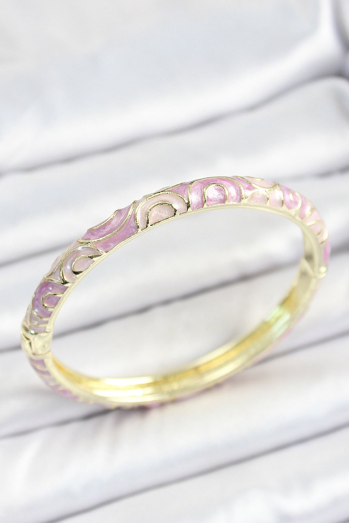 Mu Art Ahşap Mineli Pirinç Pembe Sarmal Desenli Gold Renk Kadın Kelepçe
