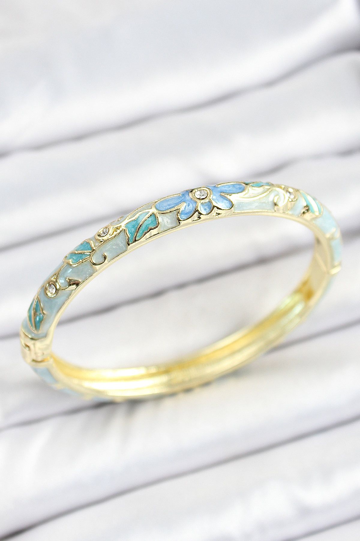 Mu Art Ahşap Mineli Pirinç Zirkon Taşlı Mavi Çiçek Desenli Gold Renk Kadın Kelepçe