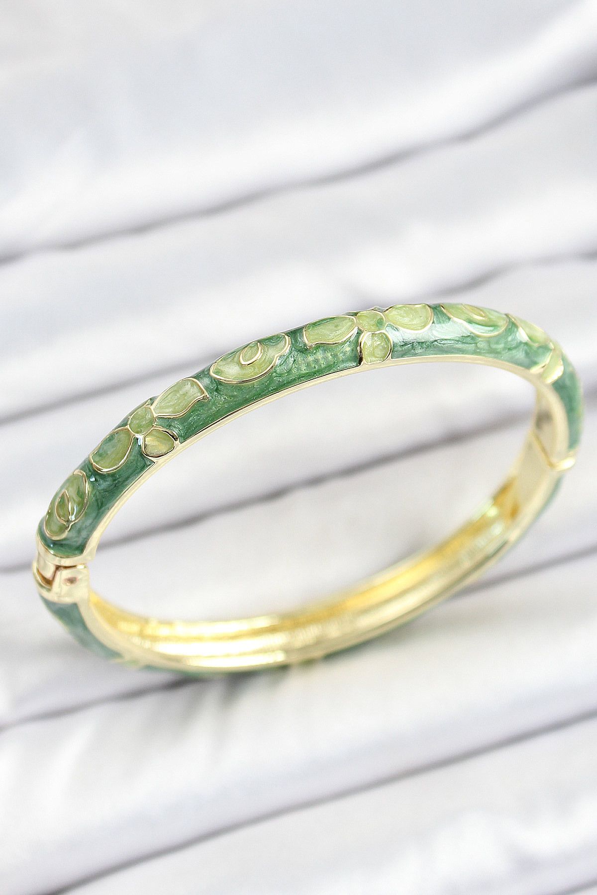 Mu Art Ahşap Mineli Pirinç Yeşil Çiçek Desenli Gold Renk Kadın Kelepçe