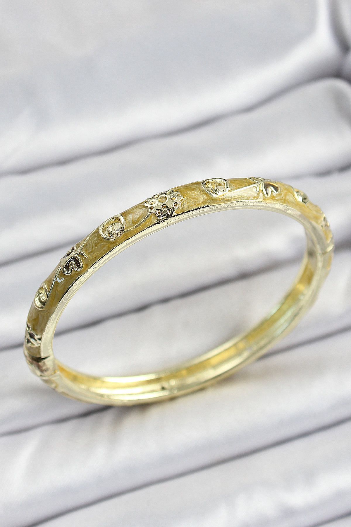 Mu Art Ahşap Mineli Gold Pirinç Sarı Renk Motifli Kadın Kelepçe