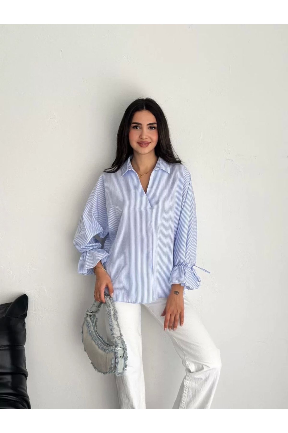 BÜŞRA TEZEL MODA Kadın Arkası Asimetrik Yırtmaç Kesim Detaylı Cizgili Bluz Gömlek - Mavi