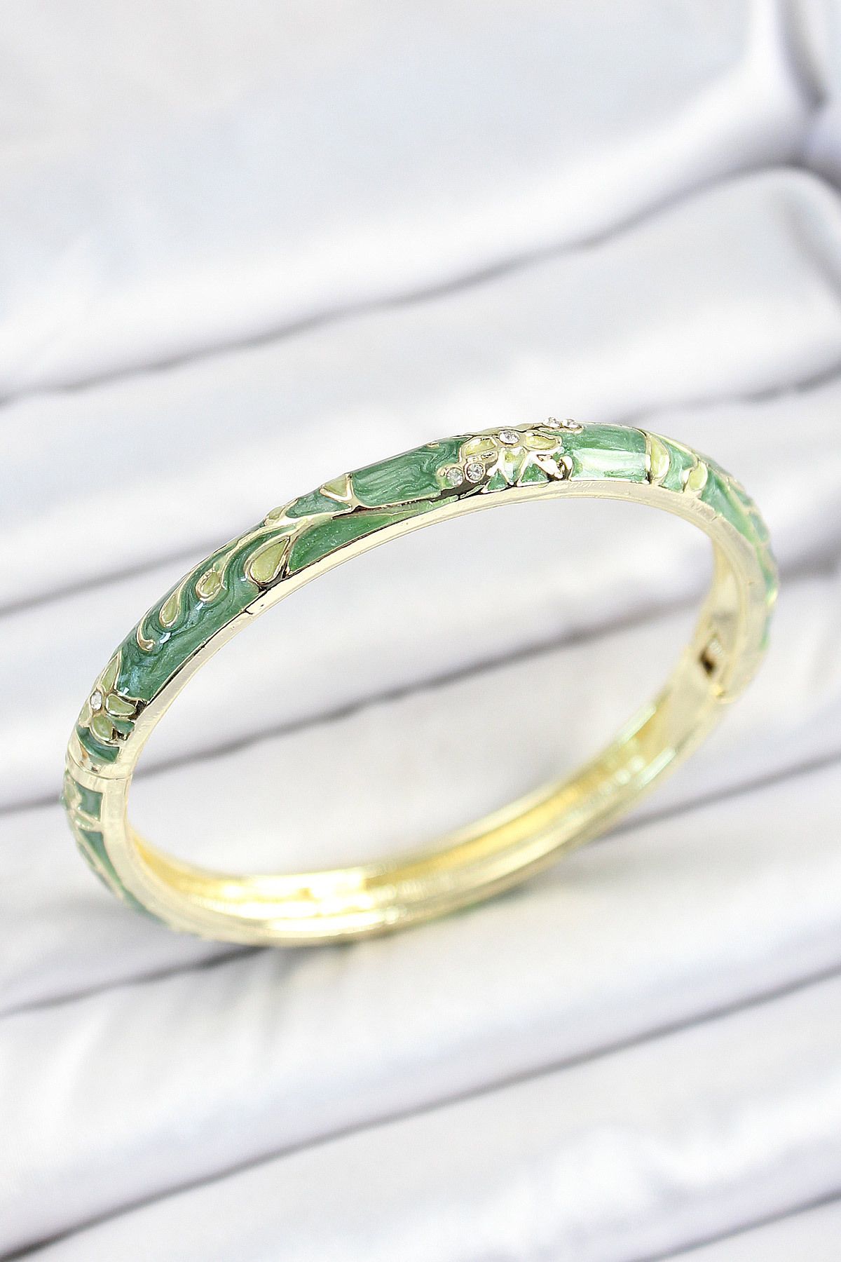 Mu Art Ahşap Mineli Pirinç Zirkon Taşlı Yeşil Çiçek Desenli Gold Renk Kadın Kelepçe