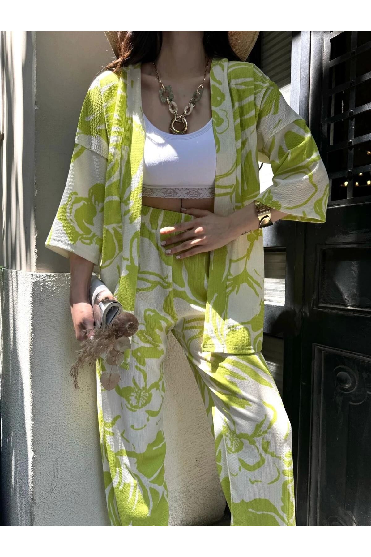 Omarı Yaz Şıklığı: Desenli Kimono ve Pantolon Takımı