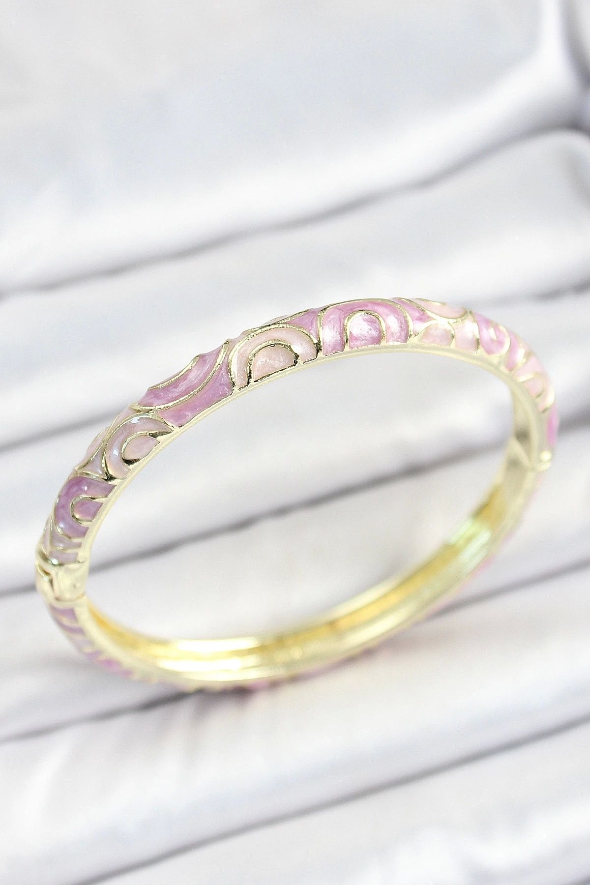 Clariss Mineli Pirinç Pembe Sarmal Desenli Gold Renk Kadın Kelepçe
