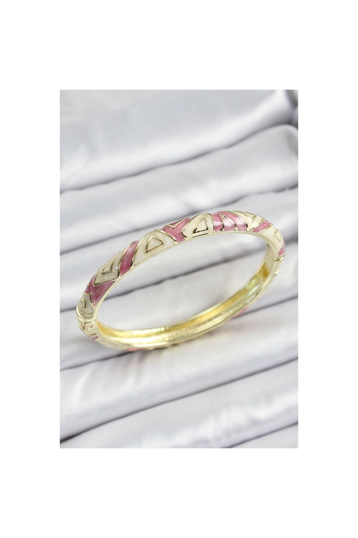 Findit Mineli Pirinç Gold Renk Beyaz ve Pembe Geometrik Desenli Kadın Kelepçe