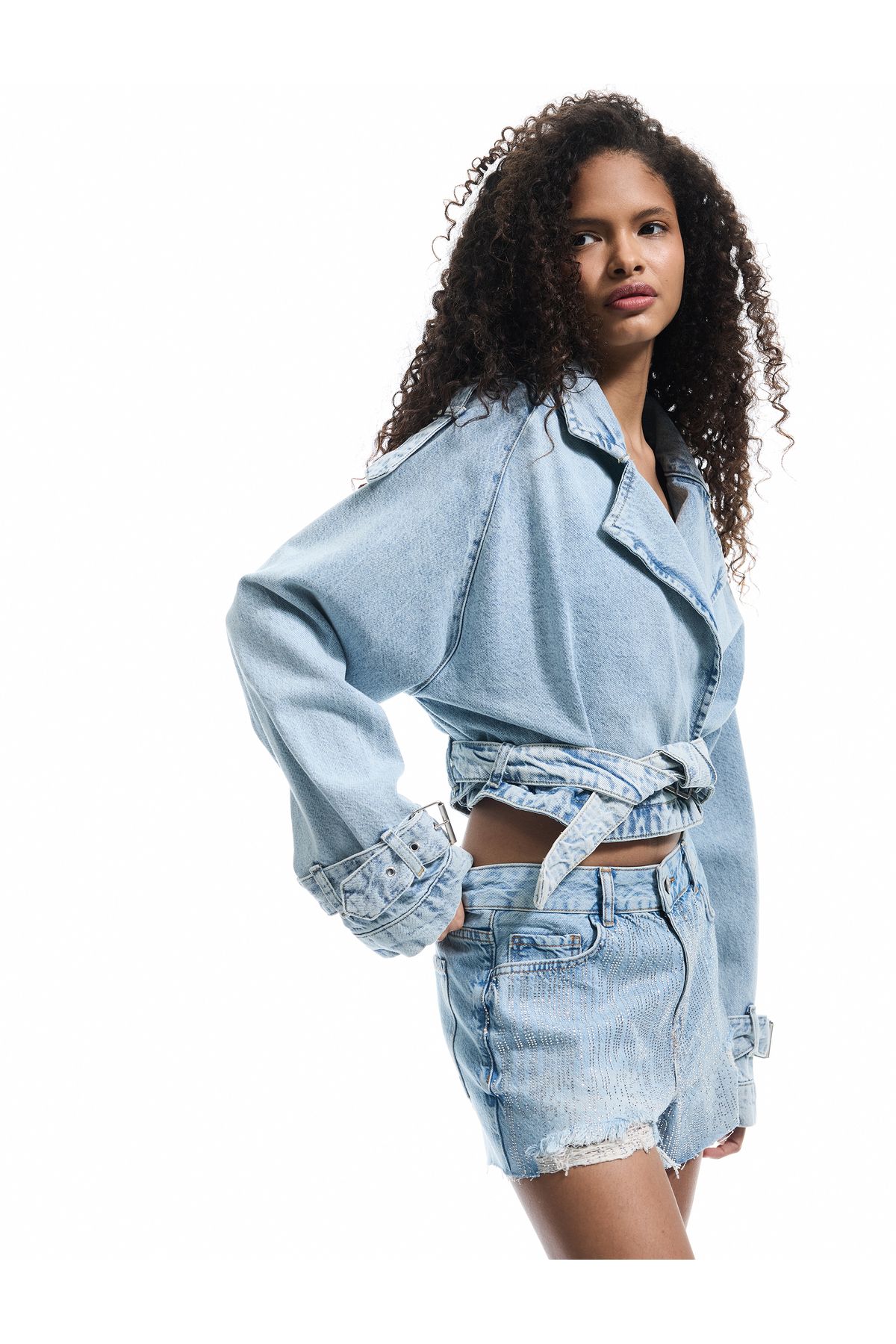 Koton Yeni Sezon Yüksek Bel Rahat Kesim Pamuklu Yırtık Mini Denim Şort