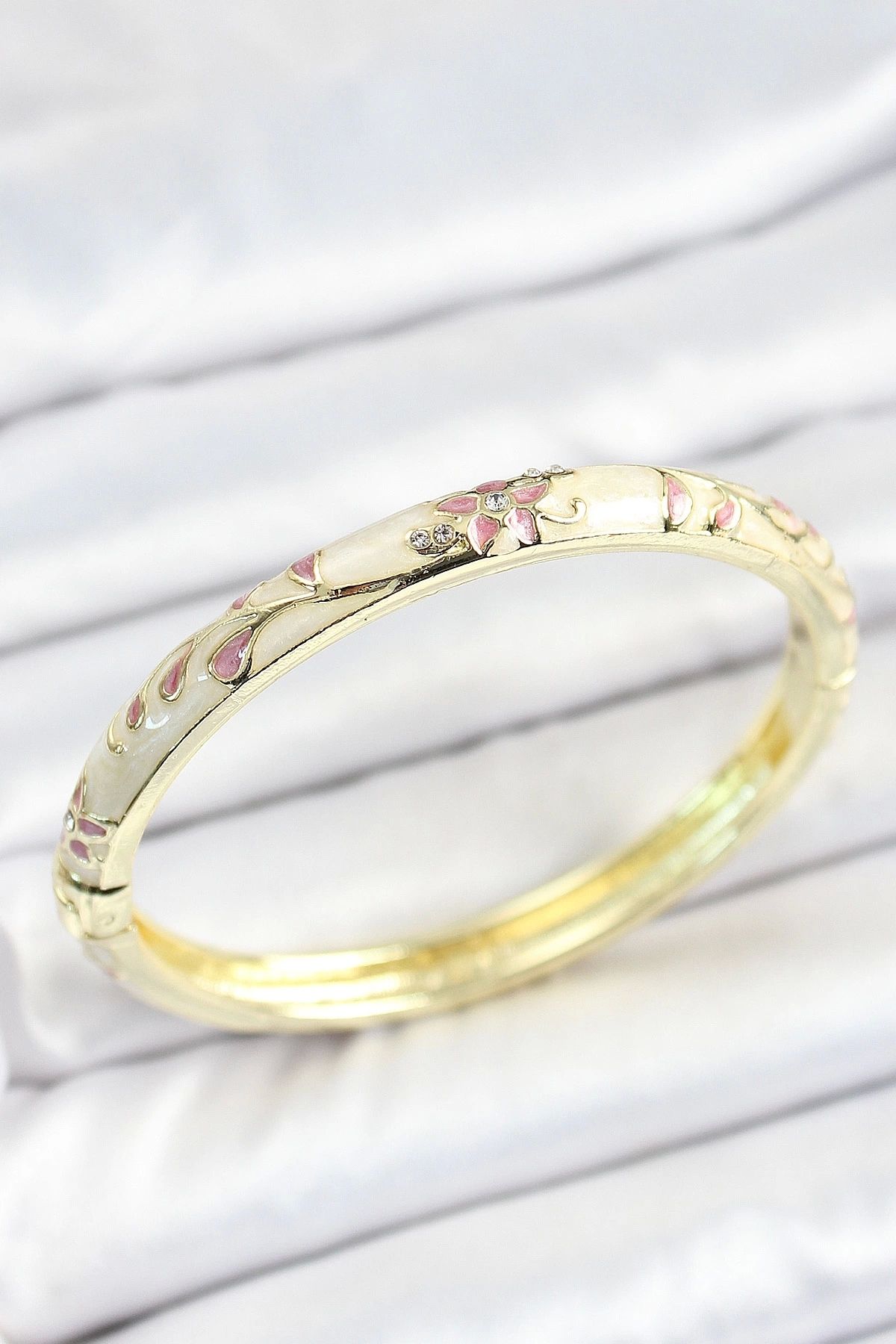 Clariss Mineli Pirinç Zirkon Taşlı Pembe Çiçek Desenli Gold Renk Kadın Kelepçe