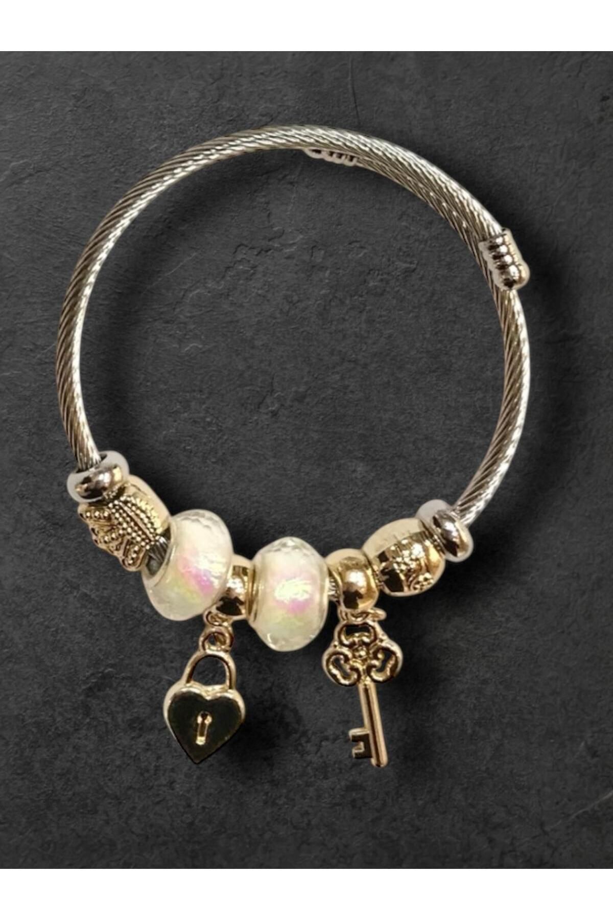 Luna Barella Opal Beyaz Charm Bileklik – Kalp ve Anahtar Sembolüyle Işıltı Kat