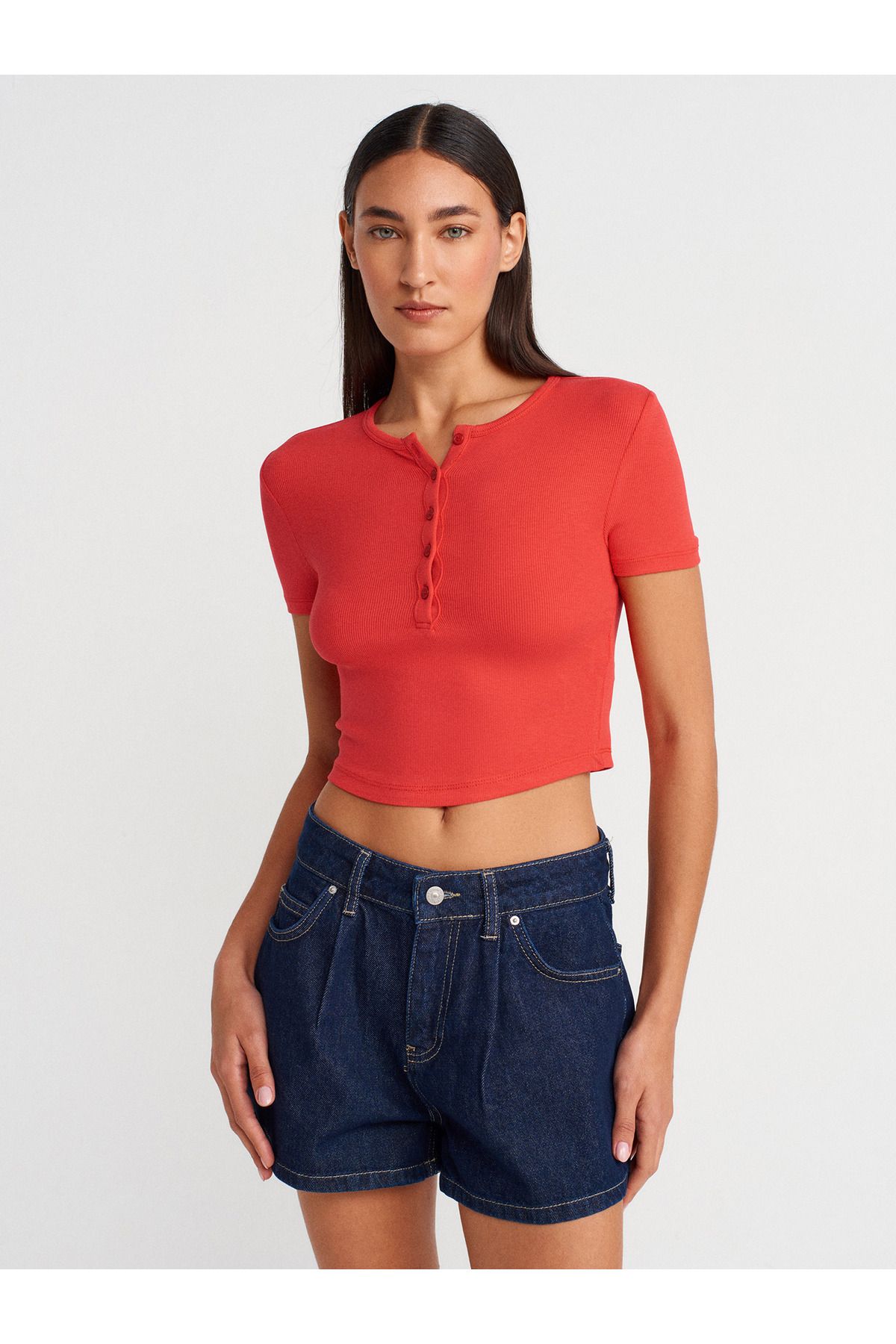 Dilvin 31647 Düğme Detaylı Crop Top-Kırmızı
