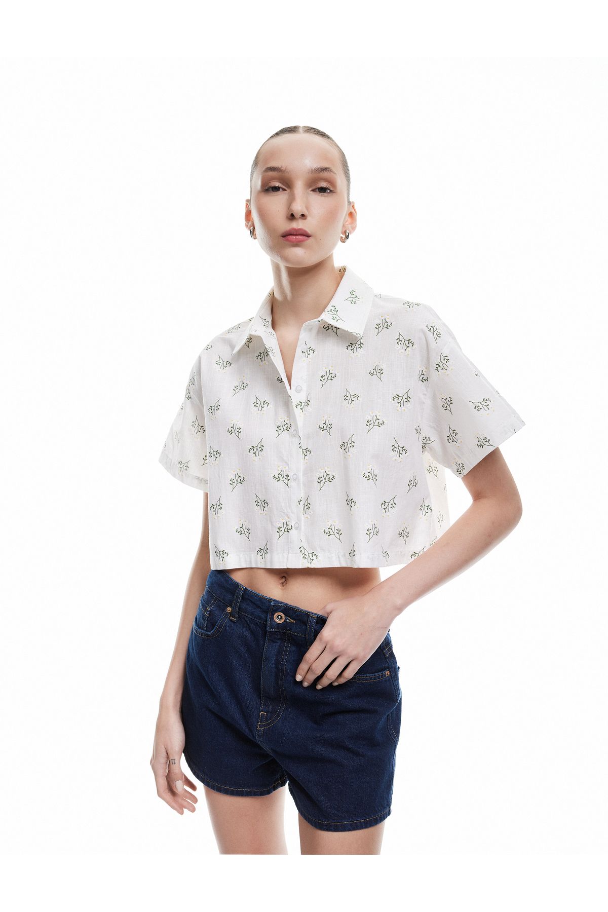 Koton Yeni Sezon Kısa Kollu Düğmeli Klasik Yaka Çiçekli Crop Gömlek