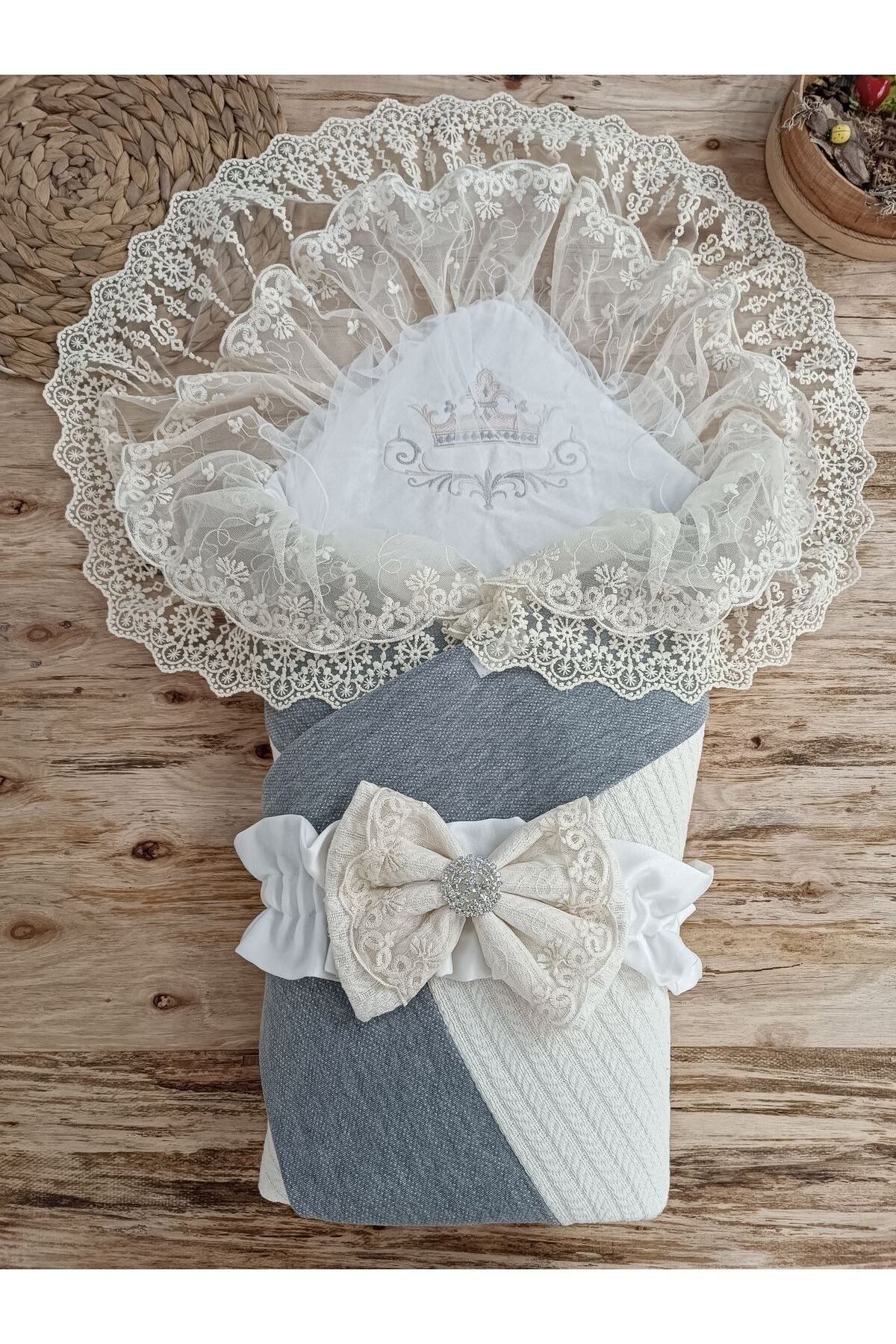 çankaya giyim uğur çankaya Yenidoğan Teri Cotton Taç Nakışlı Prizma Taş Kundak Bebek Battaniyesi