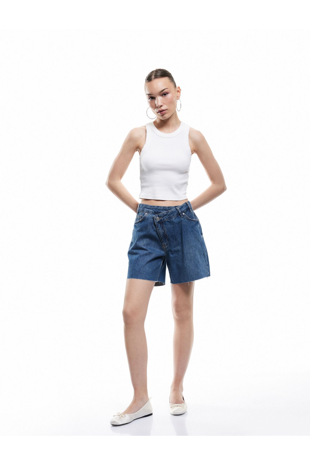 Koton Yeni Sezon Asimetrik Düğme Detaylı Cepli Mini Denim Şort