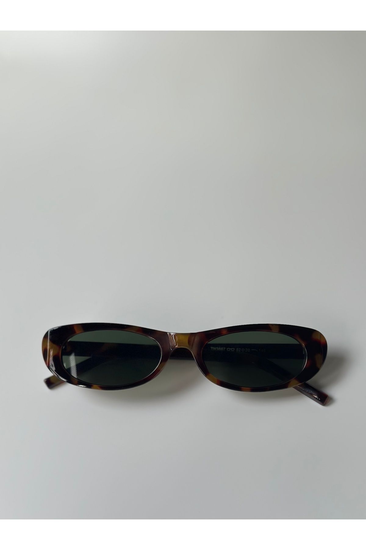 Aksu Atelier Tortoise Oval Güneş Gözlüğü – Leopar Desen Çerçeve, Siyah Cam