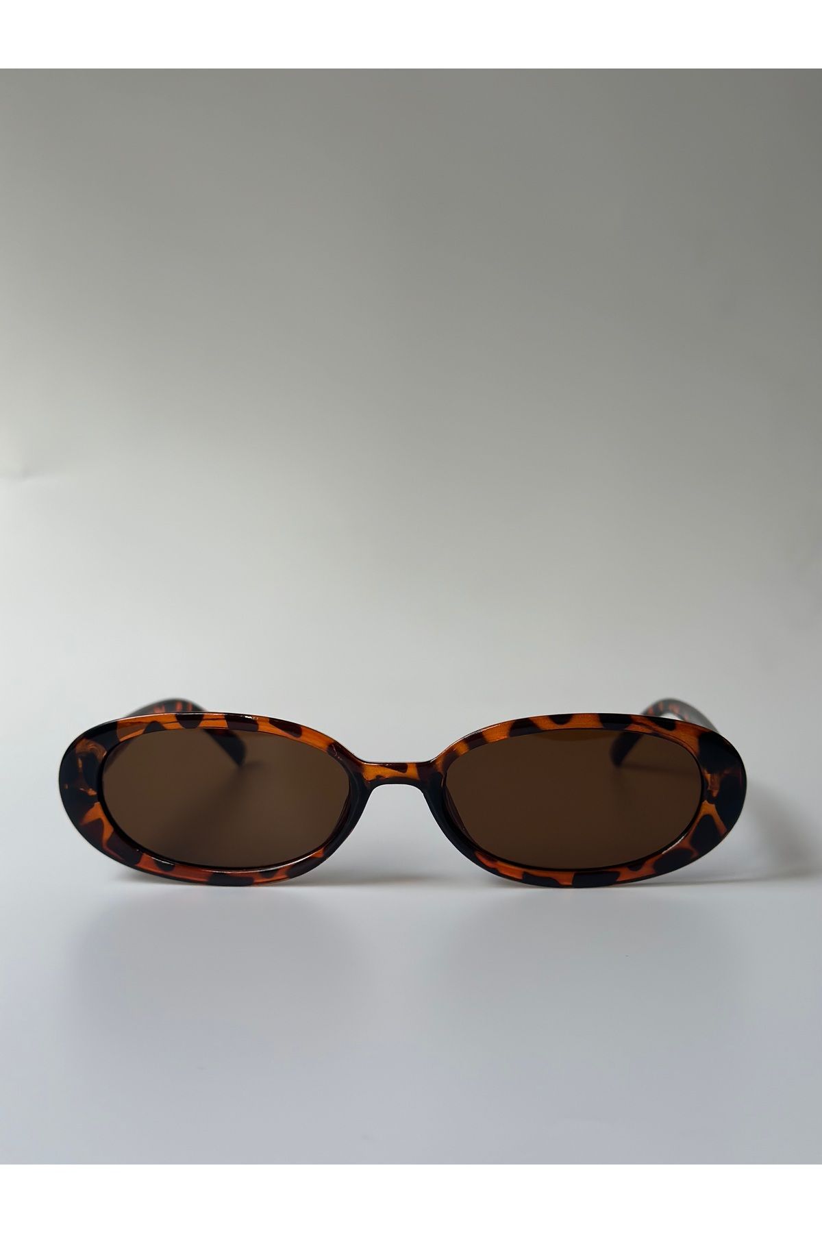 Aksu Atelier Oval Tortoise Kadın Güneş Gözlüğü – Leopar Desen Çerçeve, Kahverengi Cam