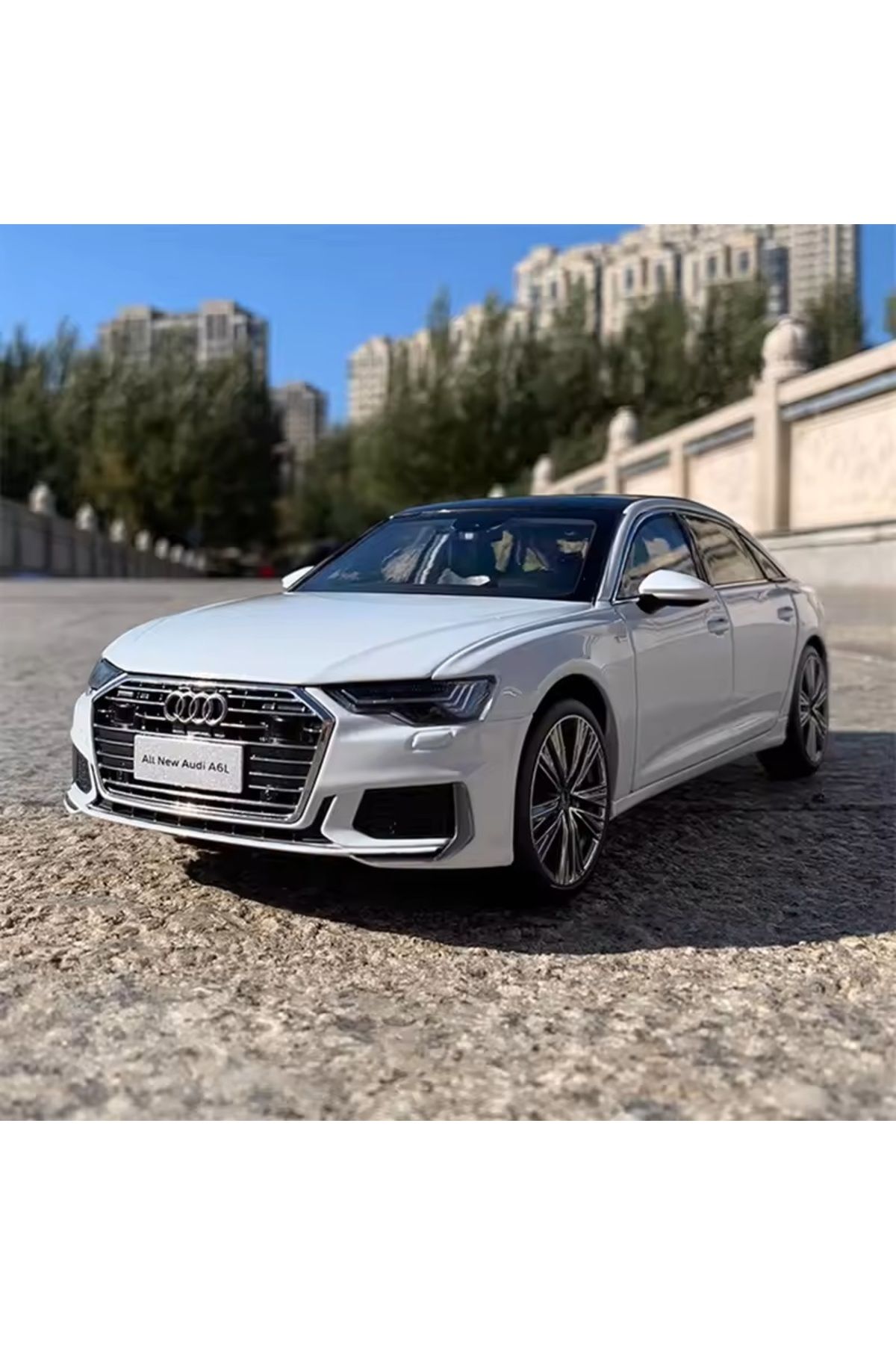 SCOWETTO 1.24 Audi A6 Işıklı Sesli Kapıları Açılabilen Oyuncak Araba
