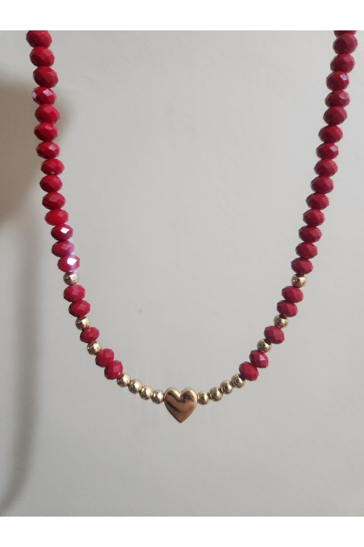 Noira Jewellery Kırmızı Kristal Boncuk Altın Kaplama Kalp Uçlu Kolye